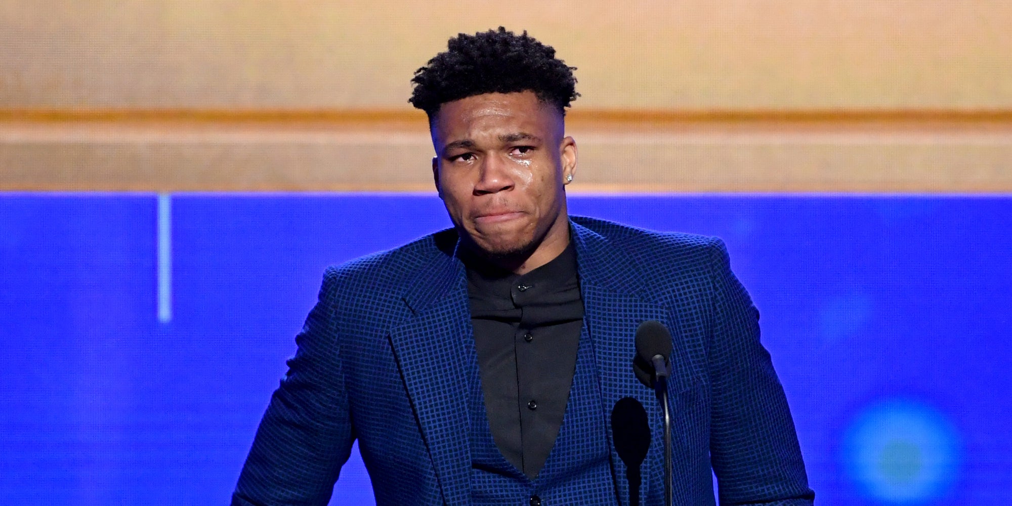 Le  Grec, qui évolue en tant qu'ailier au sein des Milwaukee Bucks, est ému aux larmes en recevant  le plus prestigieux des trophées des NBA Awards, celui du "Most Valuable Player of the Year", soit le Meilleur joueur de l'année.