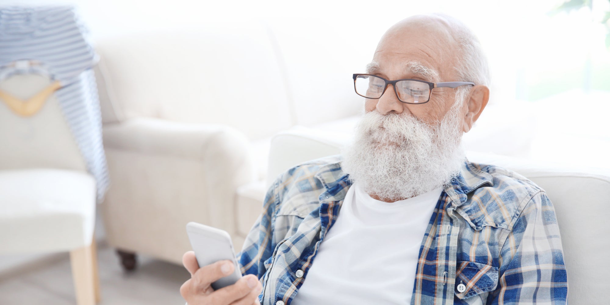 Le smartphone n’est pas réservé qu’aux jeunes, les seniors y ont aussi droit. 