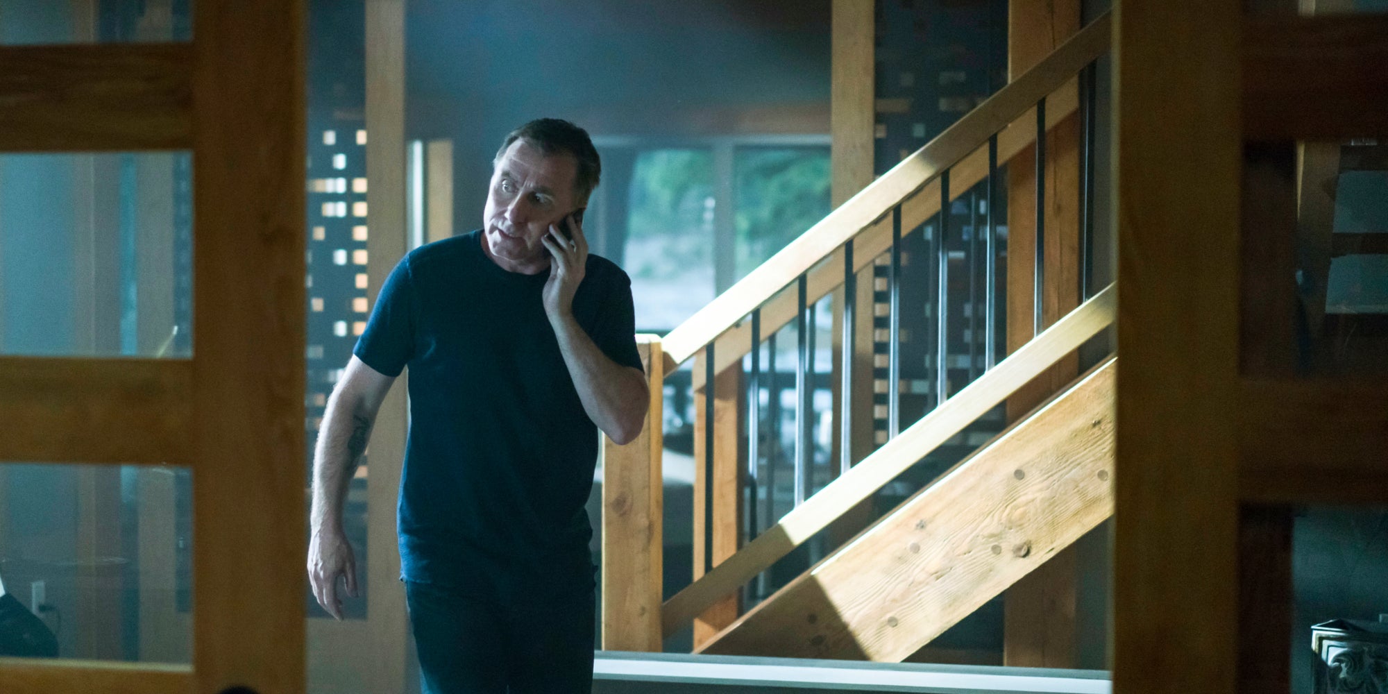 Jack Devlin (Tim Roth), alter ego de Jim Worth, dnas la série Tin Star, diffusée sur Altice Studio.