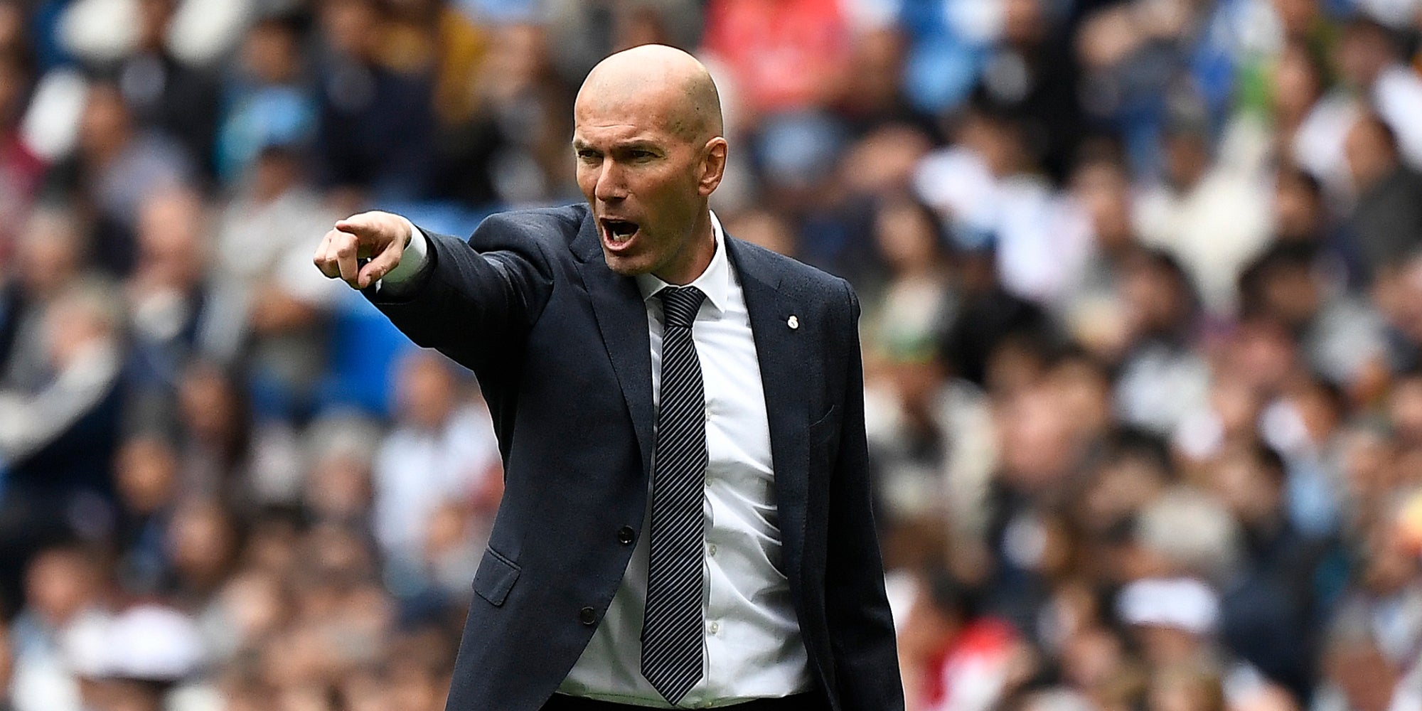 Zinedine Zidane, entraîneur du Real Madrid, donne des conseils à ses joueurs en plein match en mai 2019.