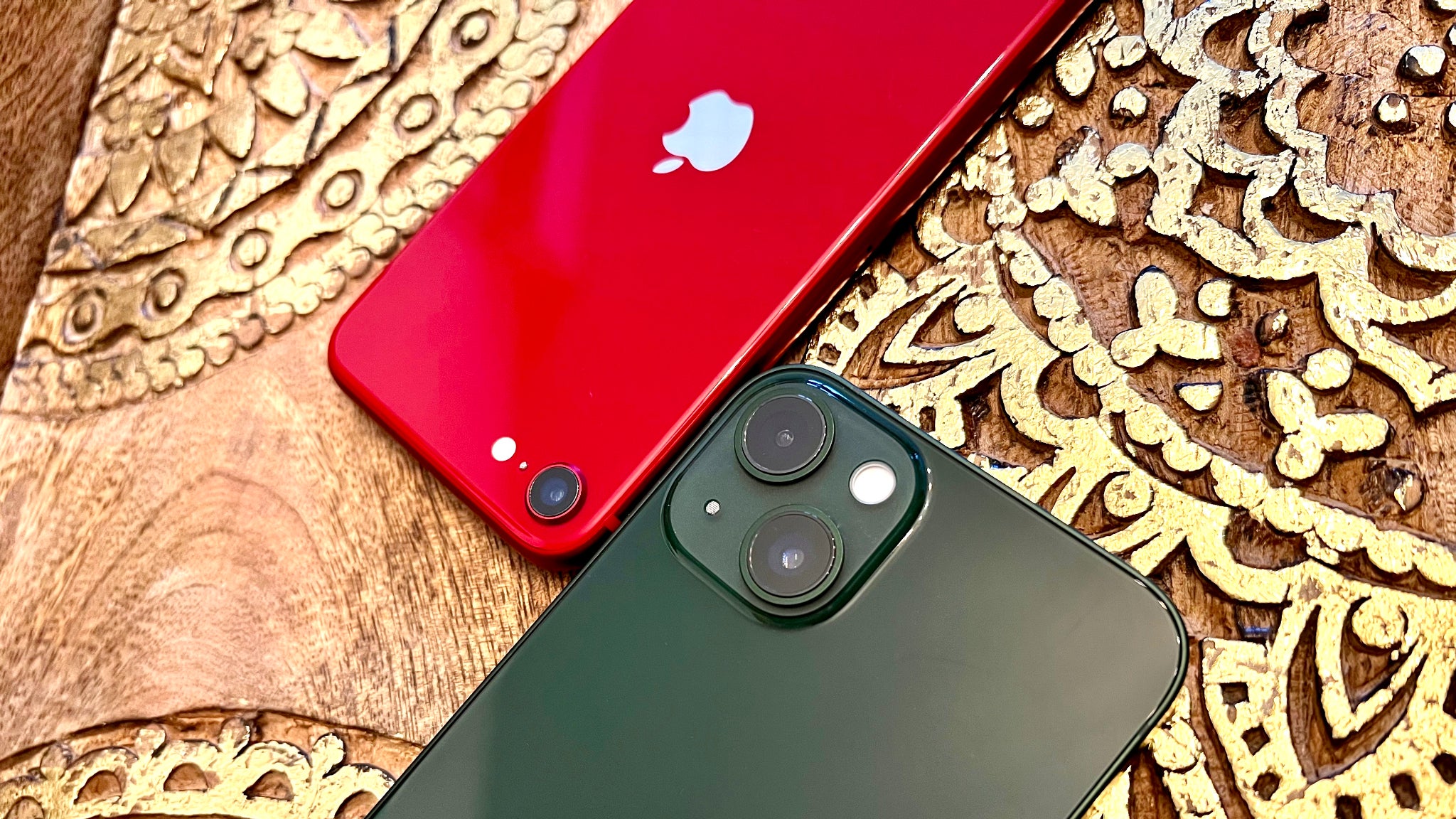 L'iPhone 13 (comme sa version mini) dispose d'un double capteur photo, tandis que l'iPhone SE 3 conserve un objectif unique. L'iPhone 13 (comme sa version mini) dispose d'un double capteur photo, tandis que l'iPhone SE 3 conserve un objectif unique.