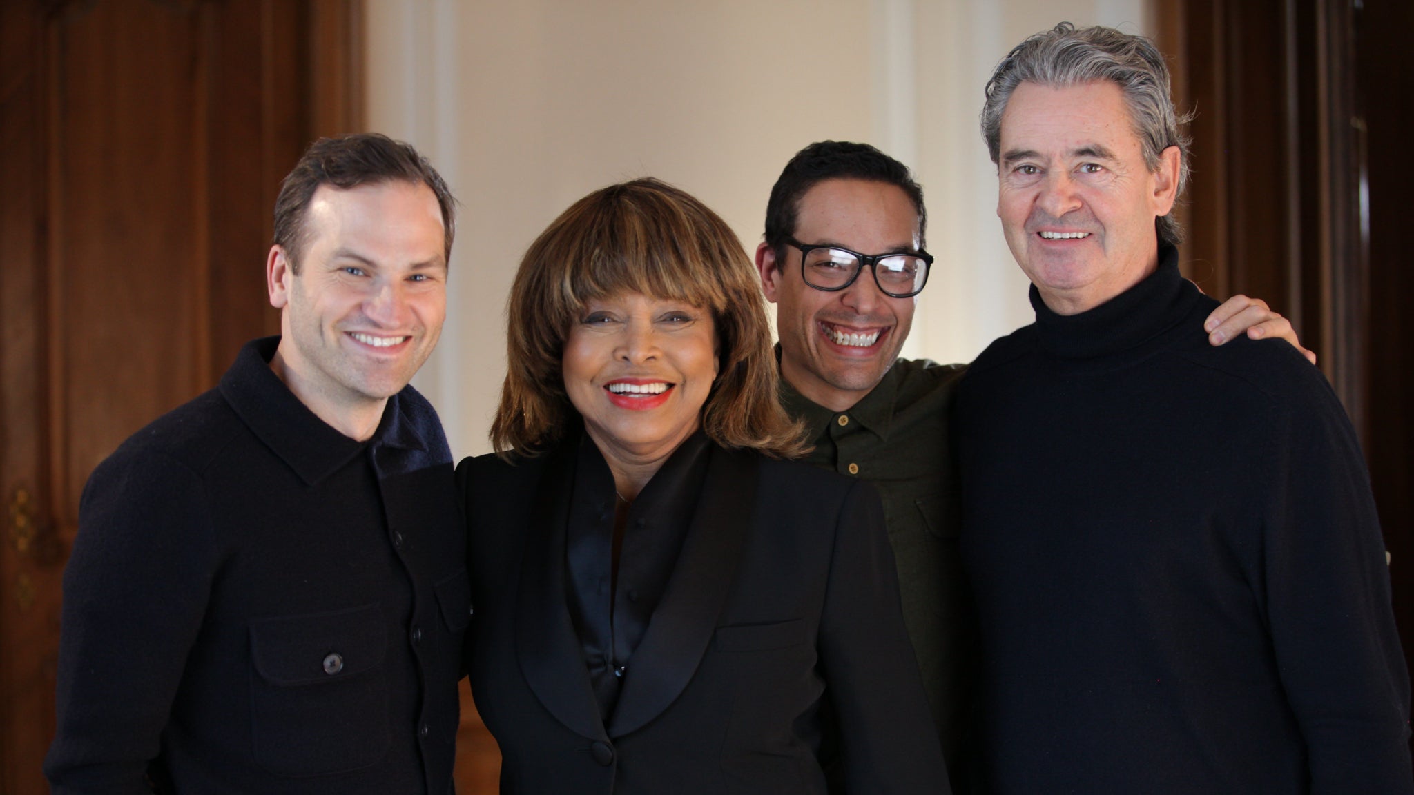 Les réalisateurs Dan Lindsay (à gauche) et T. J. Martin (au centre) aux côtés de Tina Turner et son époux Erwin Bach.