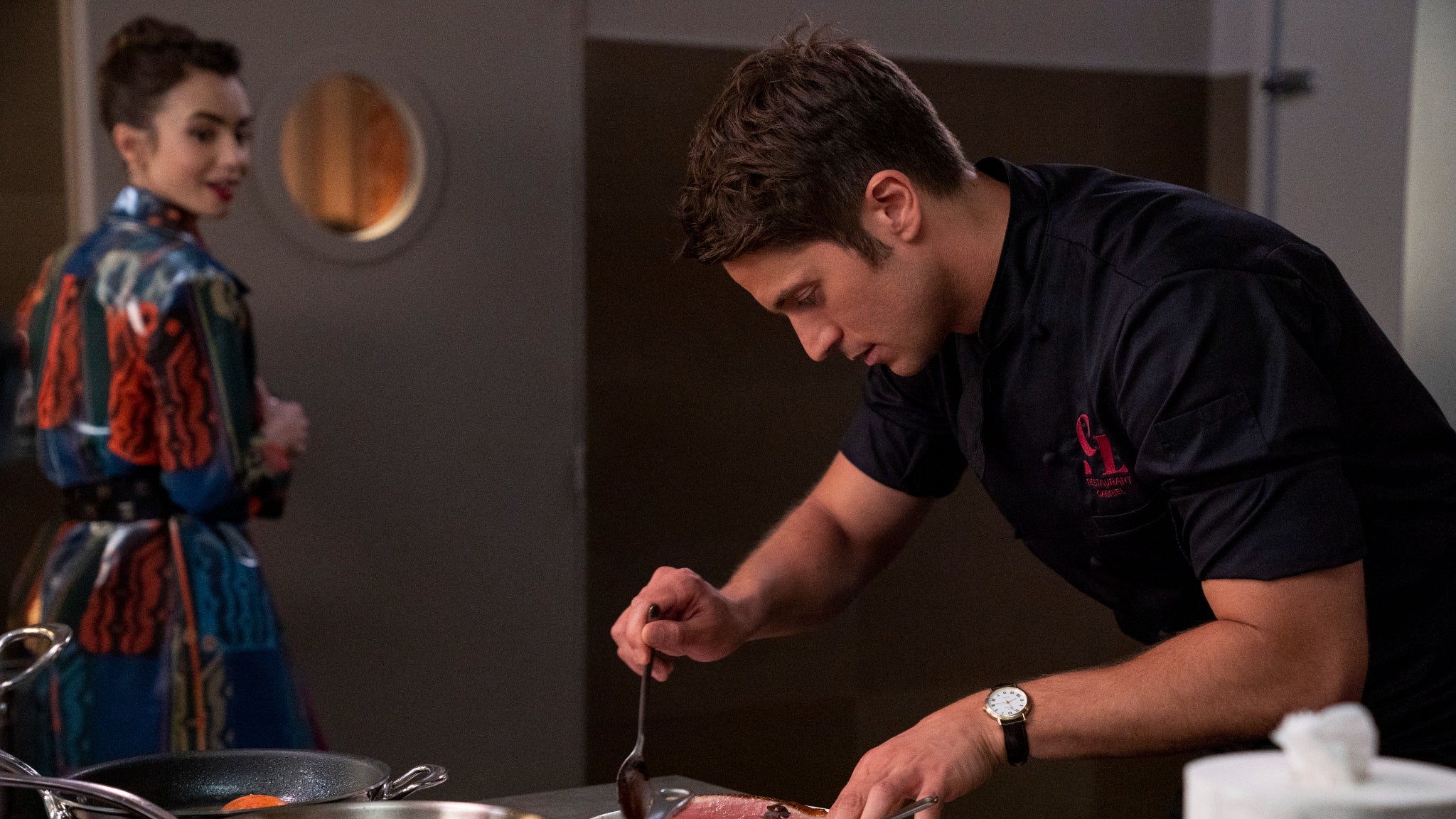 La saison 2 d'Emily in Paris continue de mettre les petits plats dans les grands