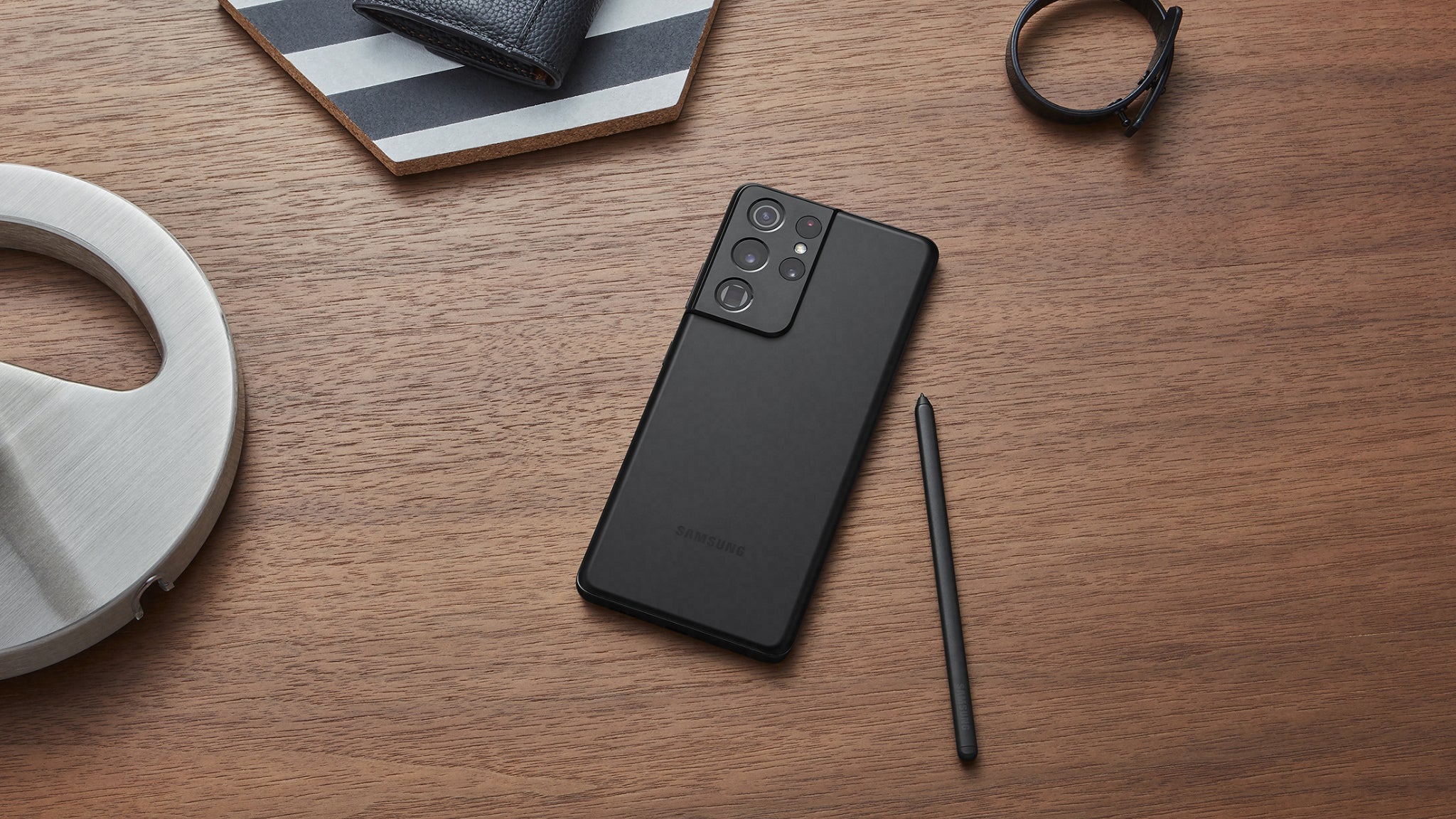 Le Samsung Galaxy S21 (ici la version Ultra) est disponible en précommande chez SFR