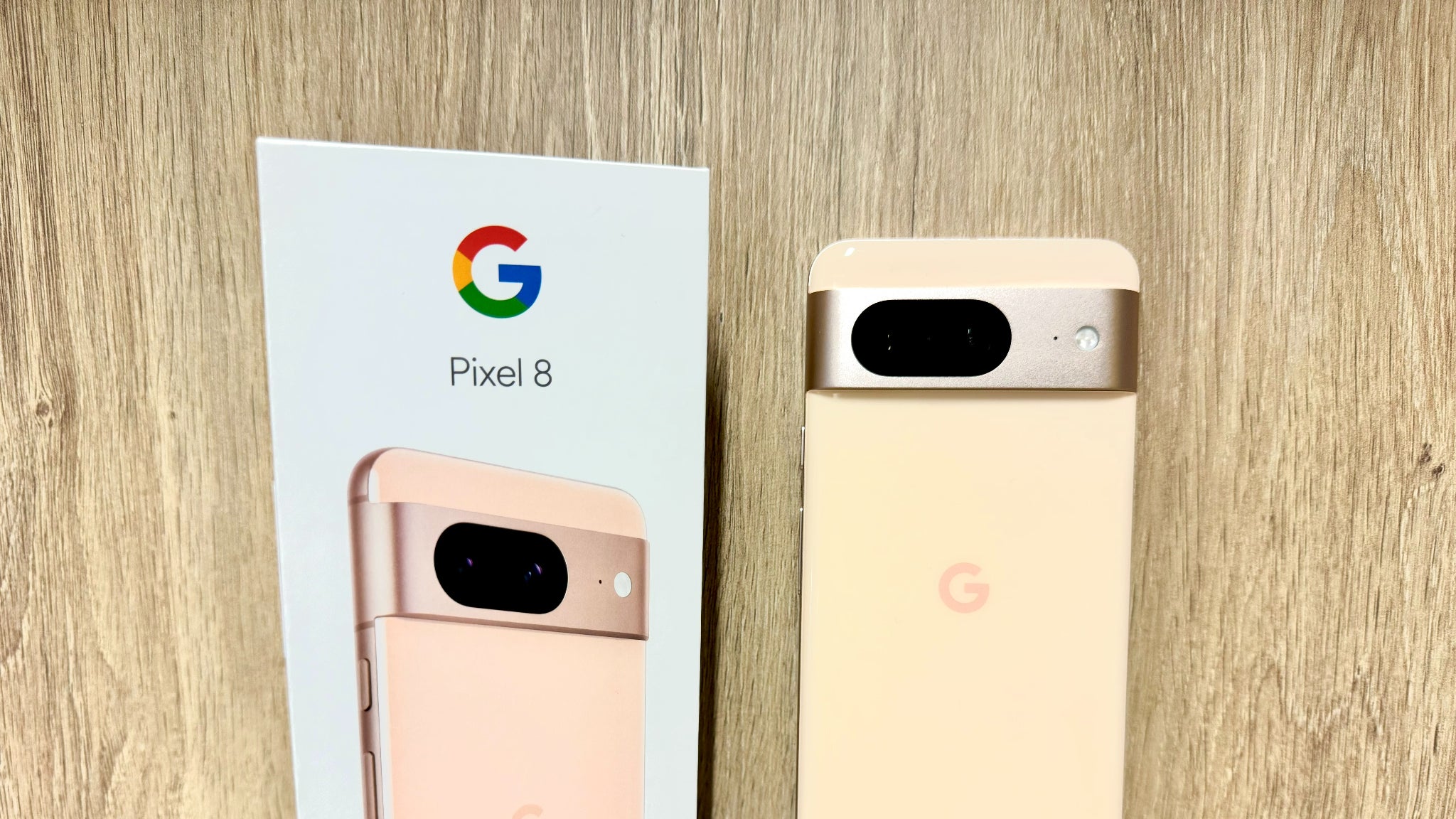 Le Pixel 8 fraîchement sorti de sa boîte, avec sa bande horizontale abritant le module photo.