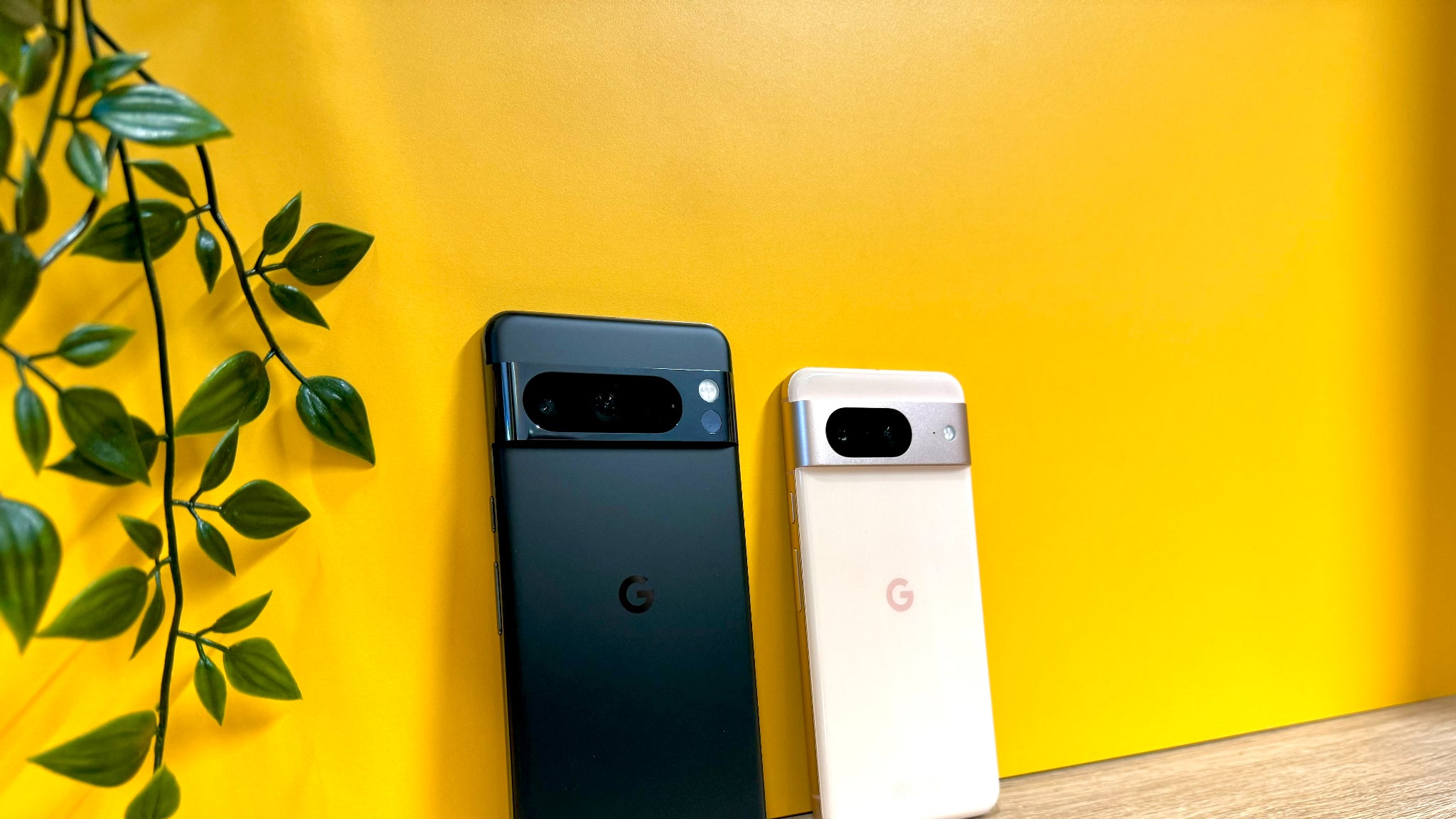 En les mettant côte à côte, on constate aisément la différence de gabarit et de finition des Pixel 8 Pro et Pixel 8.