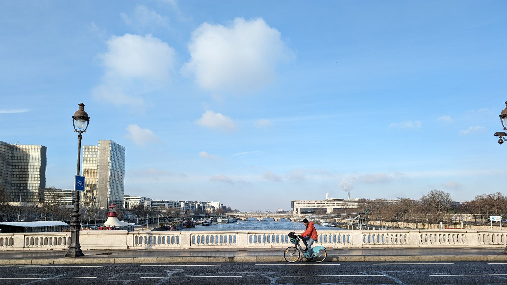 Sur cette photo, nous allons, à l'aide la Gomme magique de Google, ''effacer'' le cycliste.