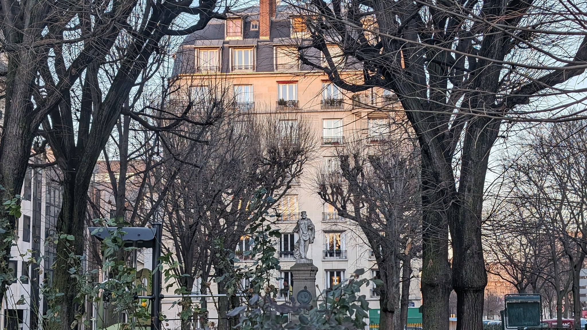 Avec le zoom x2, nous commençons à apercevoir un peu mieux la statue...