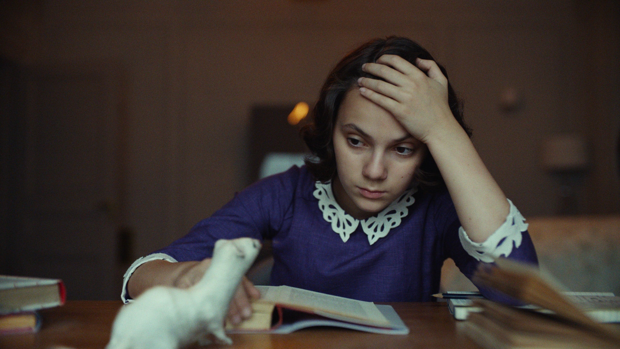 Lira et son dæmon, Pan, dans la saison 1 de His Dark Materials