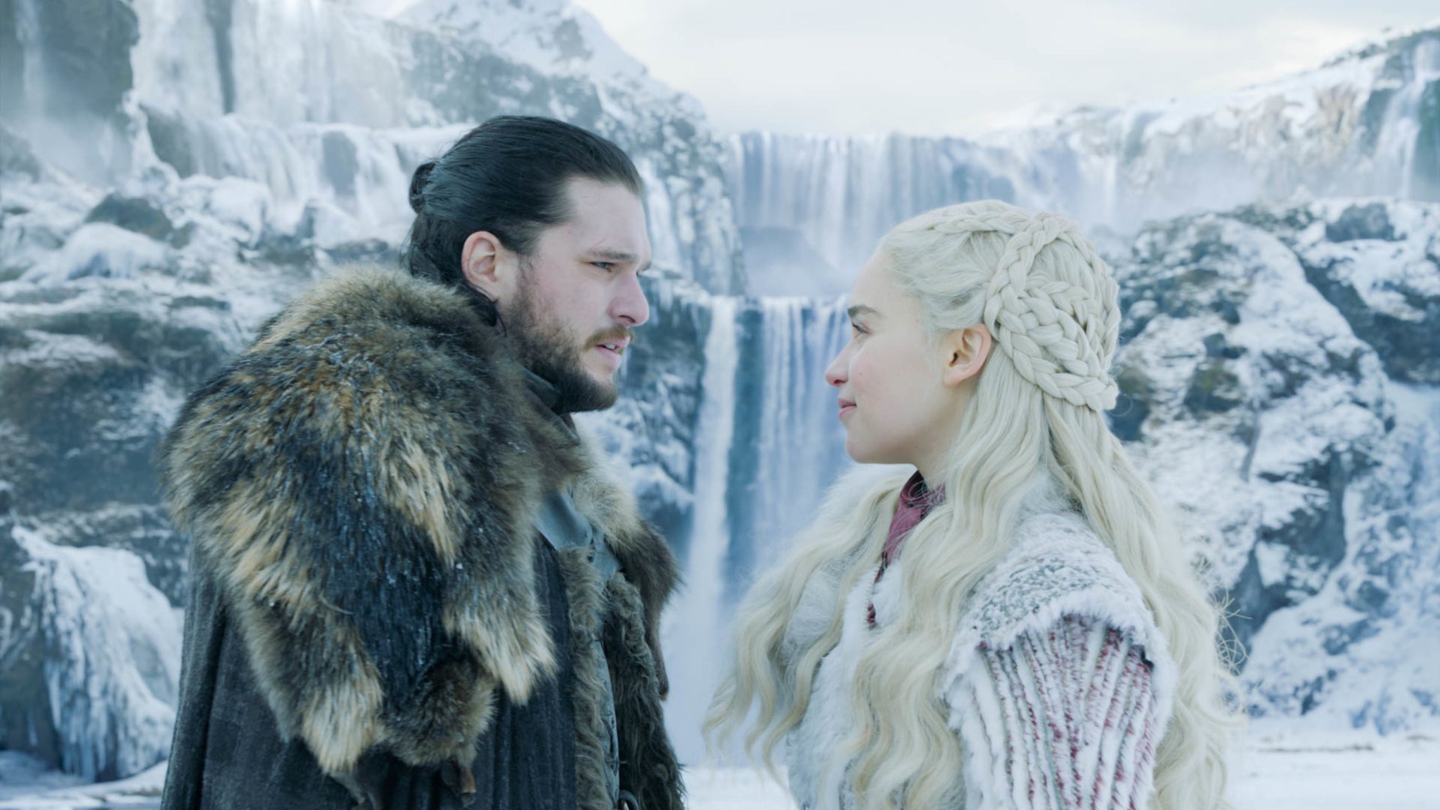 Jon Snow (Kit Harington) et Daenerys Targaryen (Emilia Clarke), plus amoureux que jamais dans le pilote de la saison 8 de Game of Thrones. Jon Snow (Kit Harington) et Daenerys Targaryen (Emilia Clarke), plus amoureux que jamais dans le pilote de la saison 8 de Game of Thrones.