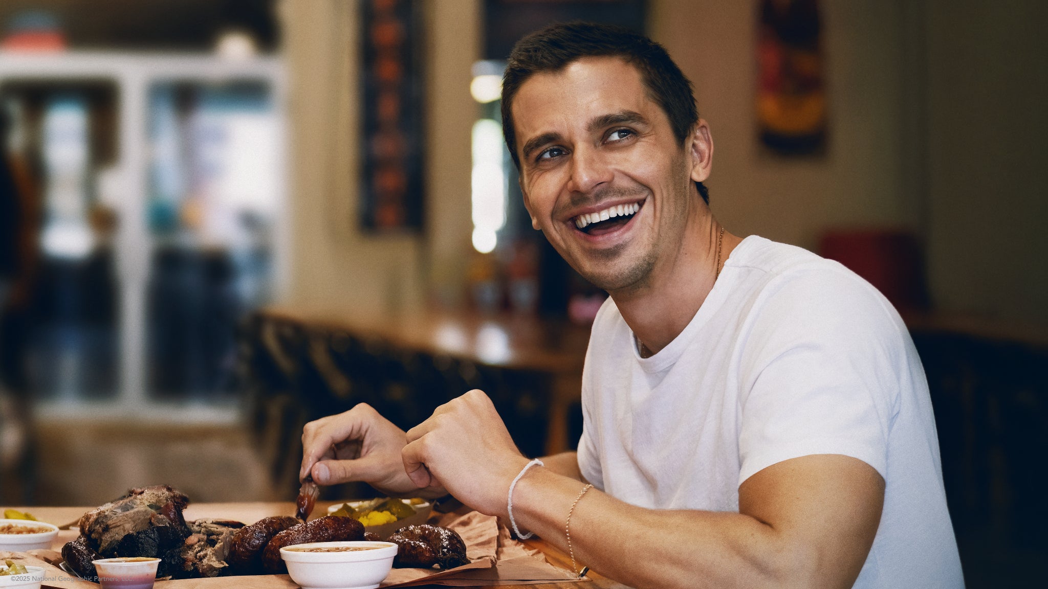 Antoni Porowski part à la découverte de mets culinaires du monde entier en compagnie de célébrités dans "Les Racines du goût avec Antoni Porowski". Antoni Porowski part à la découverte de mets culinaires du monde entier en compagnie de célébrités dans "Les Racines du goût avec Antoni Porowski".