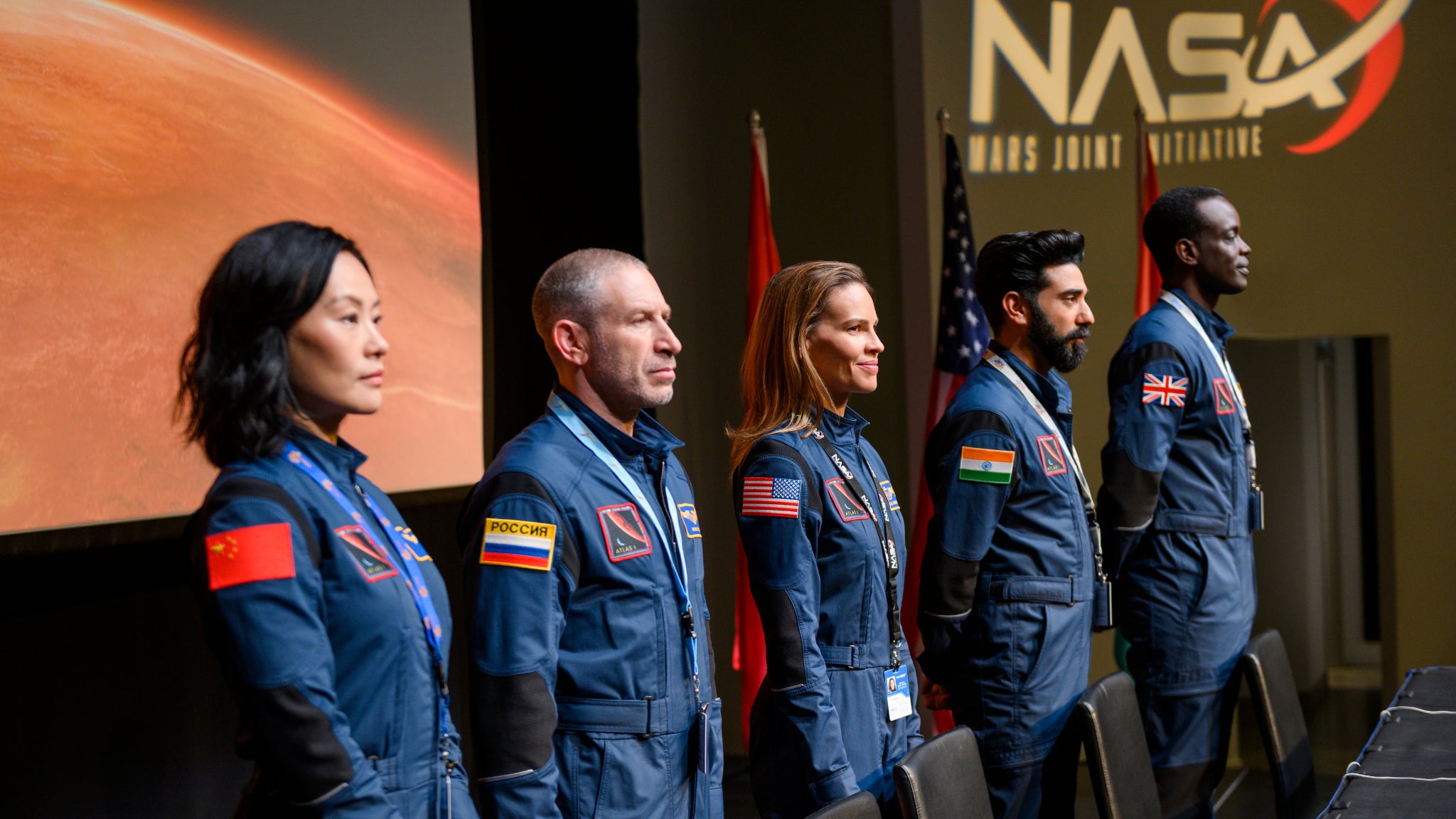 Vivian Wu dans le rôle de Lu Wang, Mark Ivanir dans celui de Misha Popov, Hilary Swank dans la peau d'Emma Green, Ray Panthaki dans celle de Ram Arya, et Ato Essandoh sous les traits du Dr.Kwesi Weisberg-Abban.