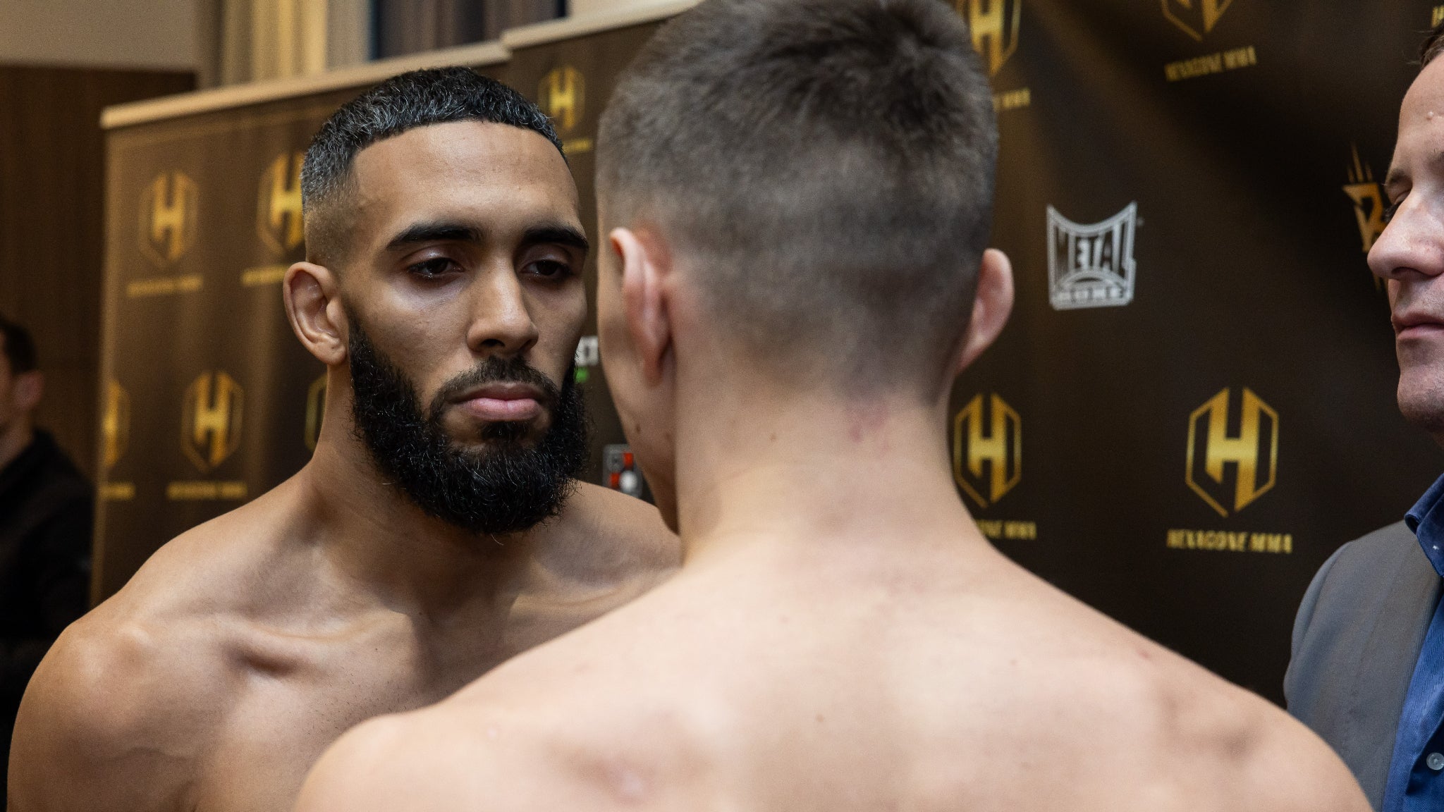 Mehdi Ben Lakhdhar lors de la pesée et du face off, le 25 janvier 2024 à Pantin. 