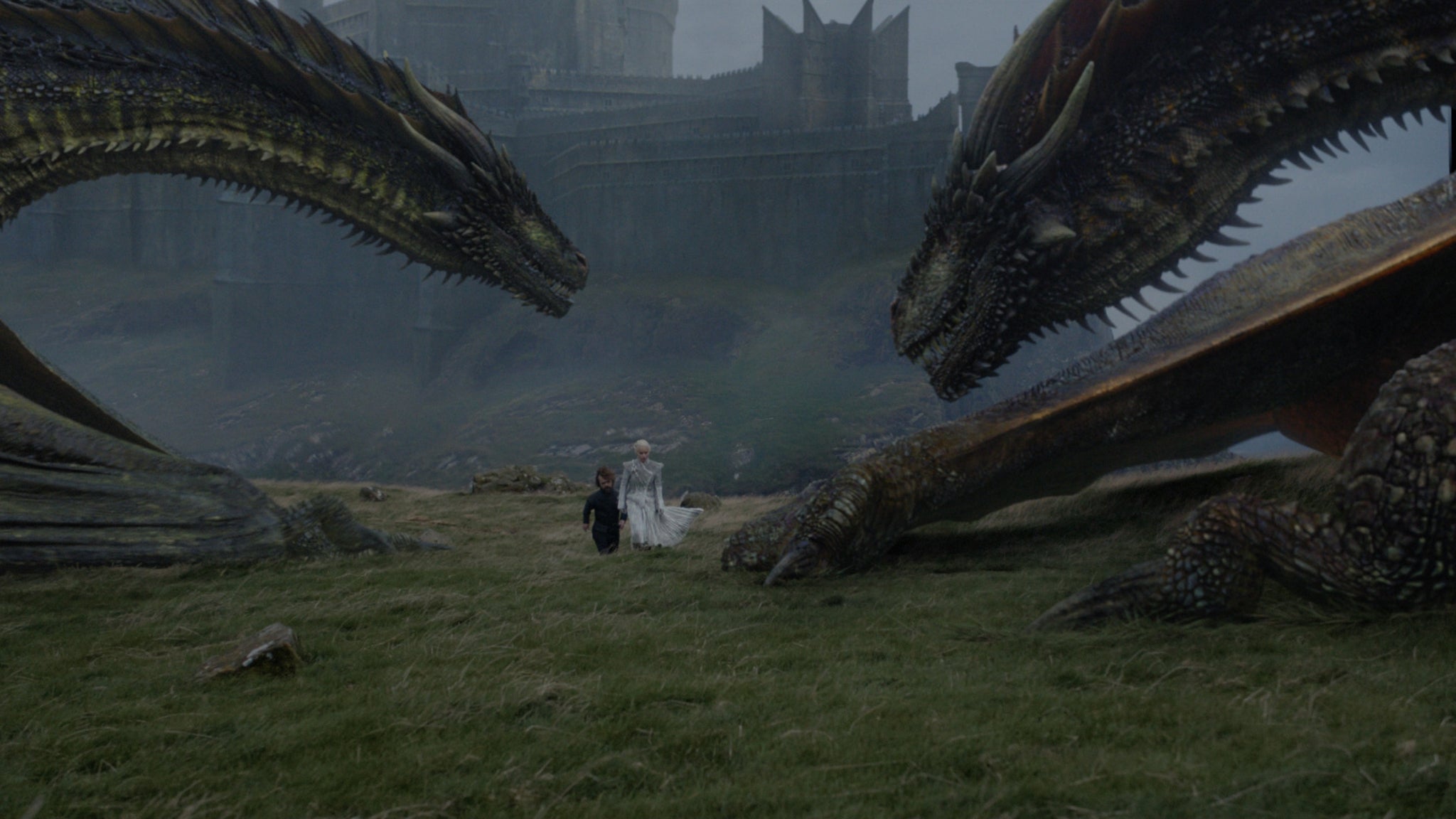 Rhaegal et Drogon, deux dragons de Daenerys, devant le château de Peyredragon, dans la série Game of Thrones. Rhaegal et Drogon, deux dragons de Daenerys, devant le château de Peyredragon, dans la série Game of Thrones.
