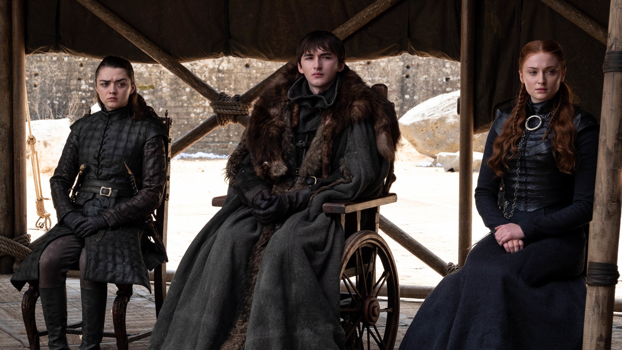 Arya (Maisie Williams), Bran (Isaac Hempstead-Wright) et Sansa Stark (Sophie Turner), dans le dernier épisode de Game of Thrones. Arya (Maisie Williams), Bran (Isaac Hempstead-Wright) et Sansa Stark (Sophie Turner), dans le dernier épisode de Game of Thrones.