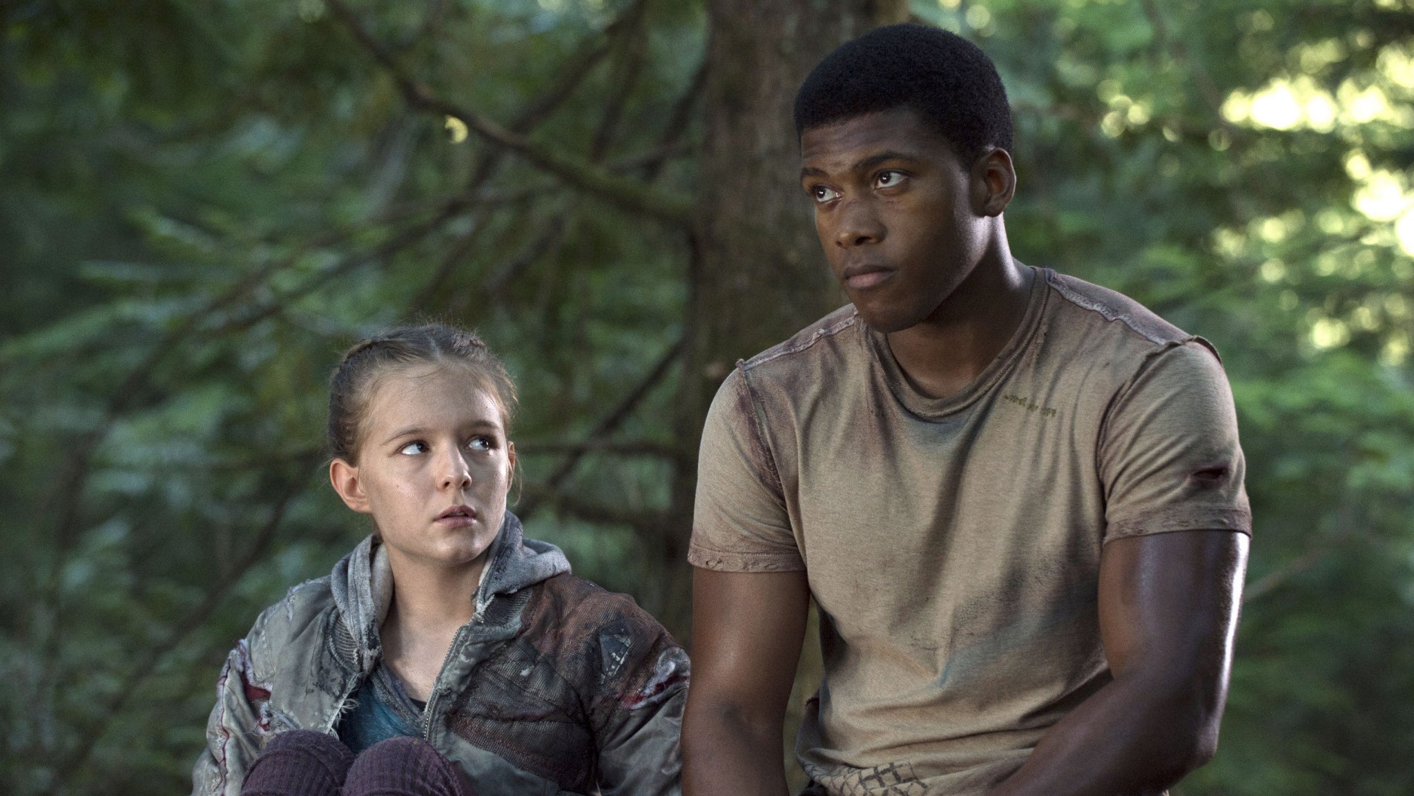 Wells Jaha et Charlotte dans la première saison de The 100, avant qu'elle ne le poignarde.