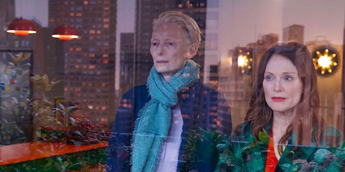 Les actrices Tilda Swinton et Julianne Moore dans le film "La Chambre d'à côté".