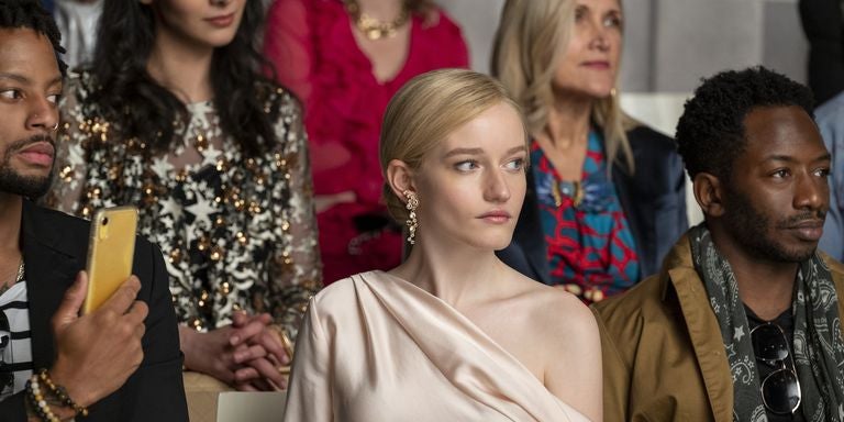 Julia Garner dans Inventing Anna, disponible sur Netflix