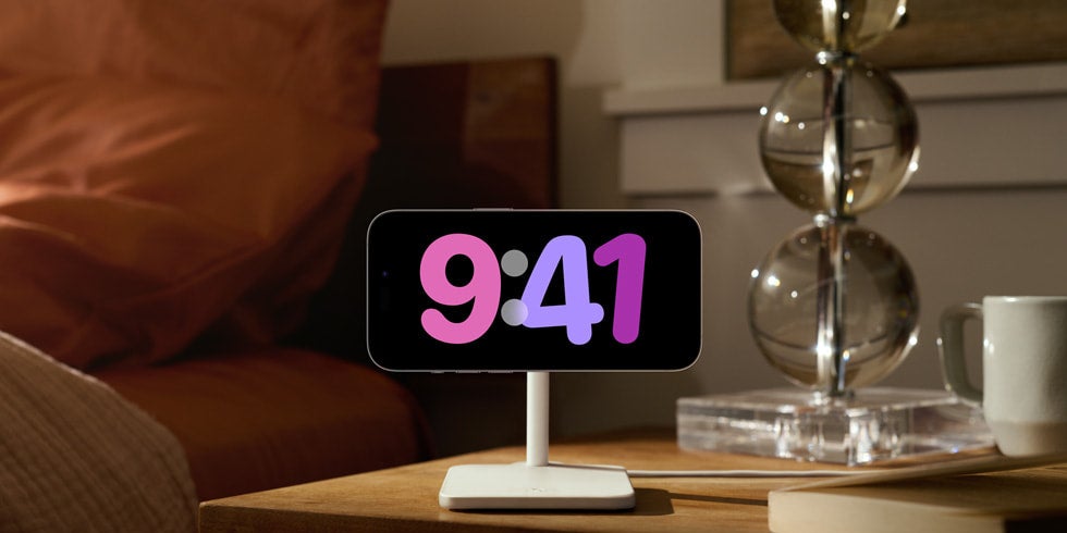 Présenté à la WWDC 2023 le 5 juin, StandBy permet d’afficher les informations et notifications en plein écran lorsque l’iPhone est placé à l’horizontal.