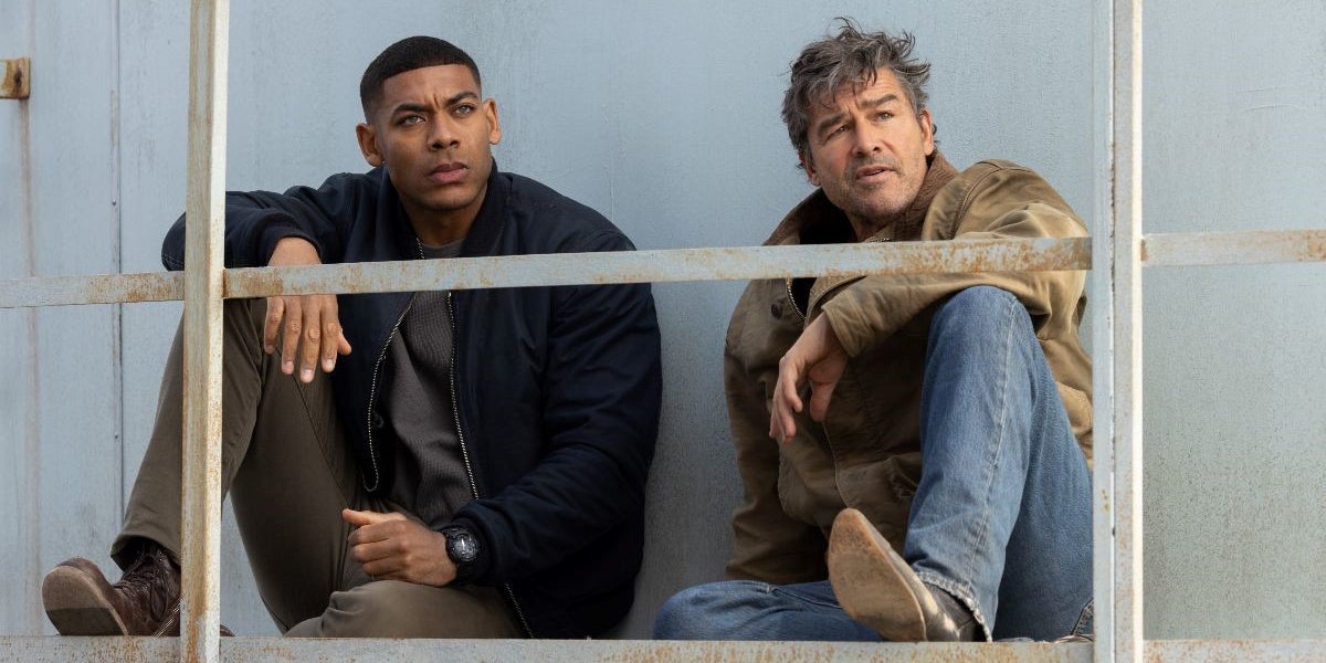 Aaron Pierre et Kyle Chandler dans Lanterns.