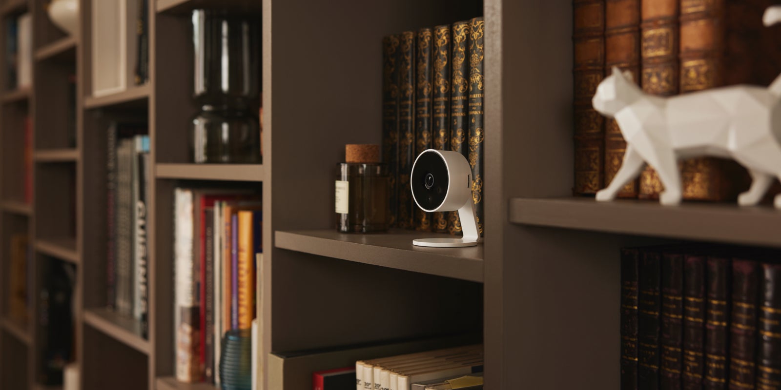 L'offre Maison Sécurisée de SFR s'accompagne d'un pack alerte vidéo, incluant notamment une caméra wifi, entre autres équipements indispensables d'autosurveillance.