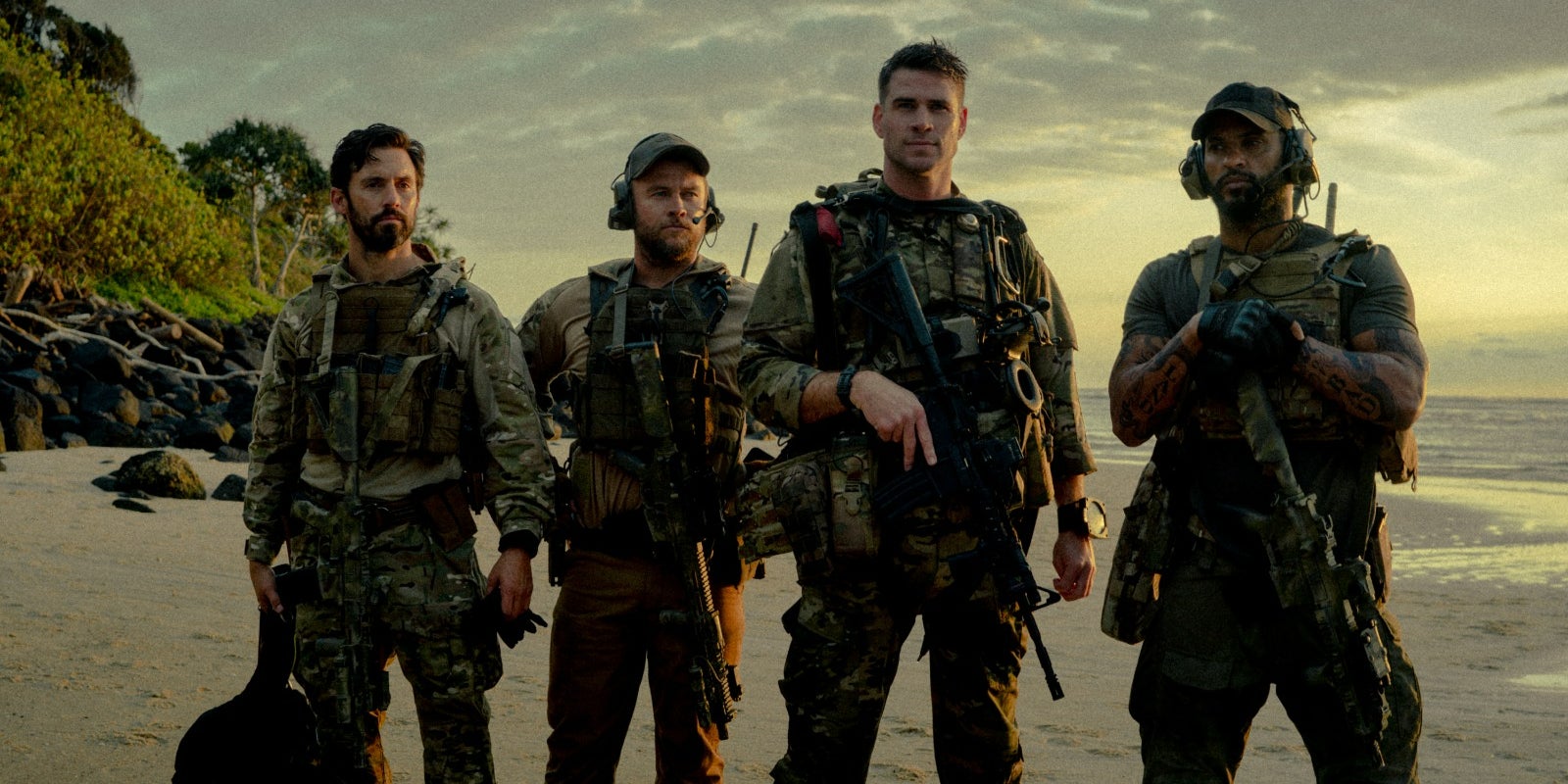 Luke Hemsworth et ses officiers luttent pour leur survie dans le film "Land of Bad", désormais disponible sur Prime Video. 