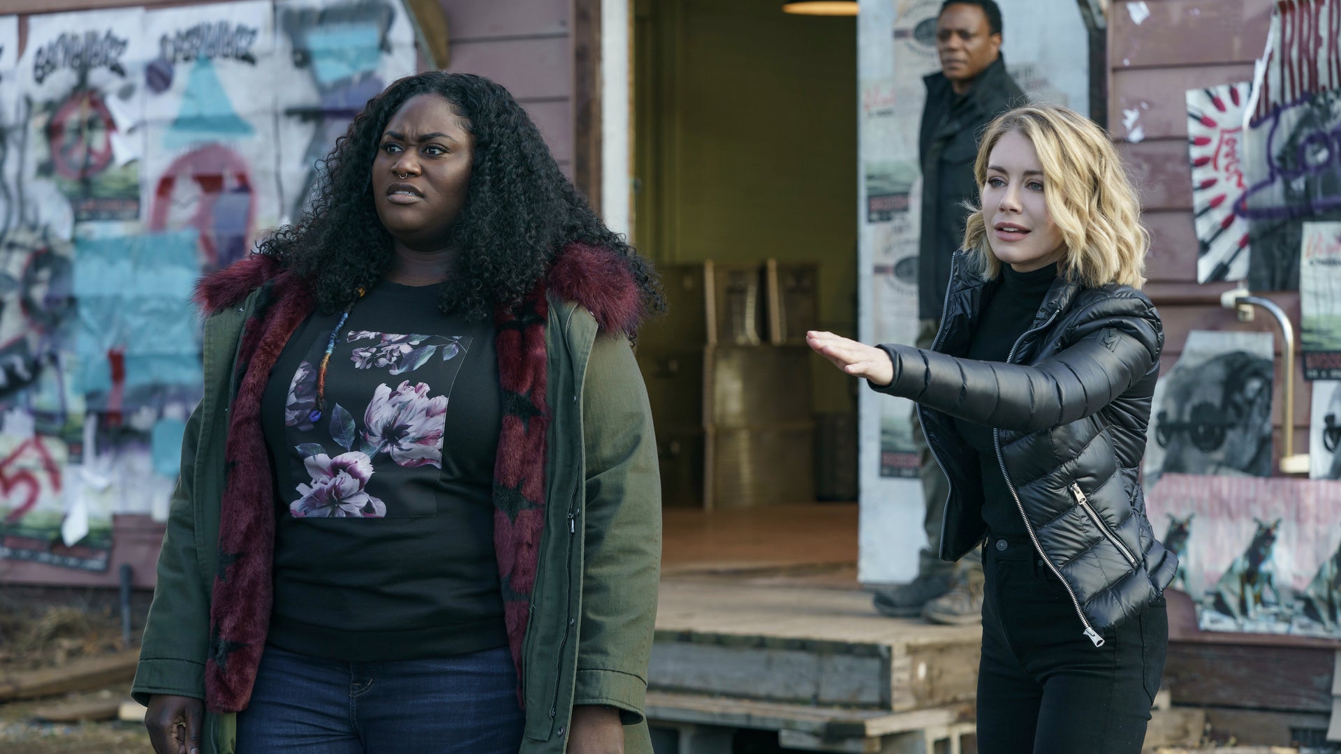 Leota Adebayo (gauche) et Harcourt (droite) dans la saison 1 de "Peacemaker".