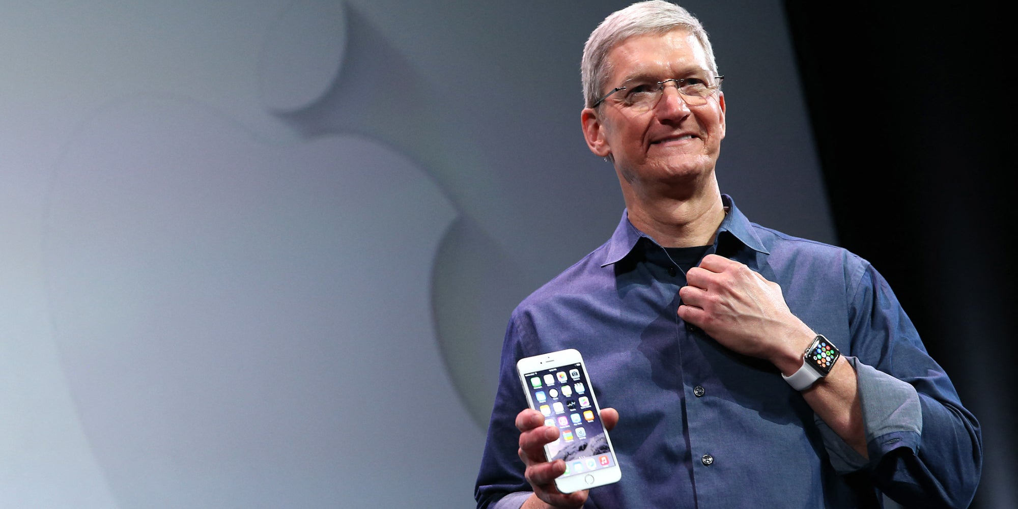 Tim Cook présente le nouvel iPhone 6 et l'Apple Watch lors de la Keynote du 9 septembre 2014 à Cupertino, en Californie.