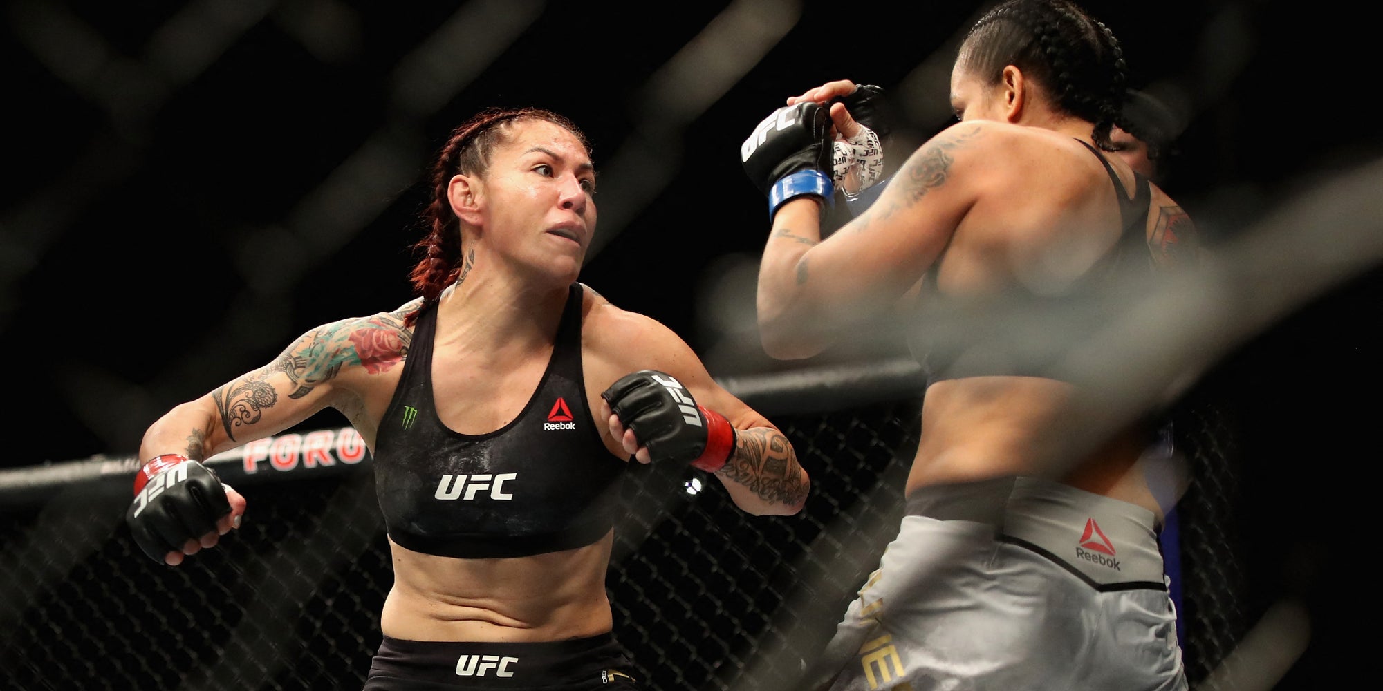 Cris Cyborg face à Amanda Nunes lors de l'UFC 232 à Inglewood, en Californie, le 29 décembre 2018.