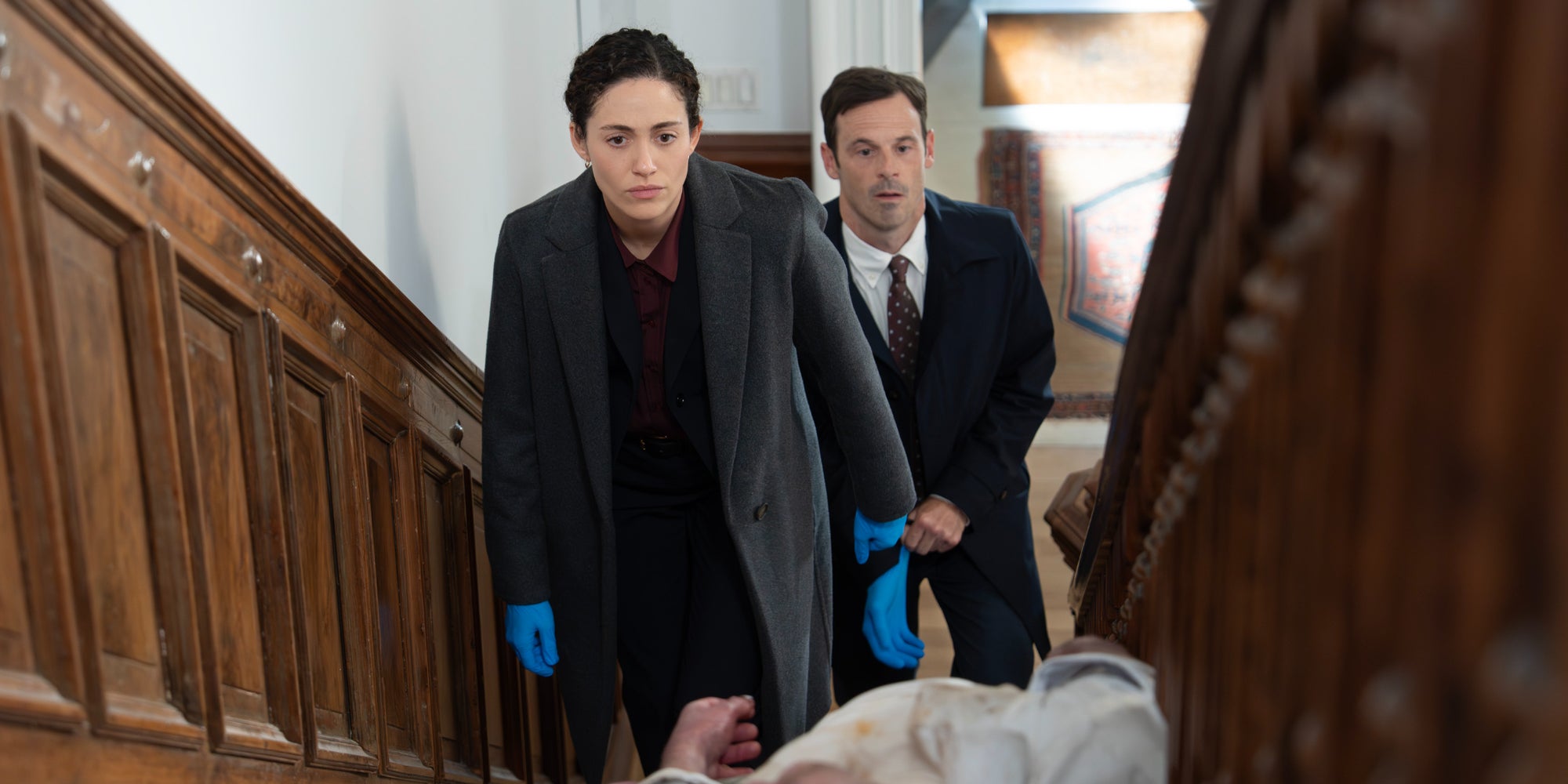 Emmy Rossum (Alice) et Scott McNairy (Danny) campant le rôle d'agents du FBI dans la série "Furious", à voir sur Disney+.
