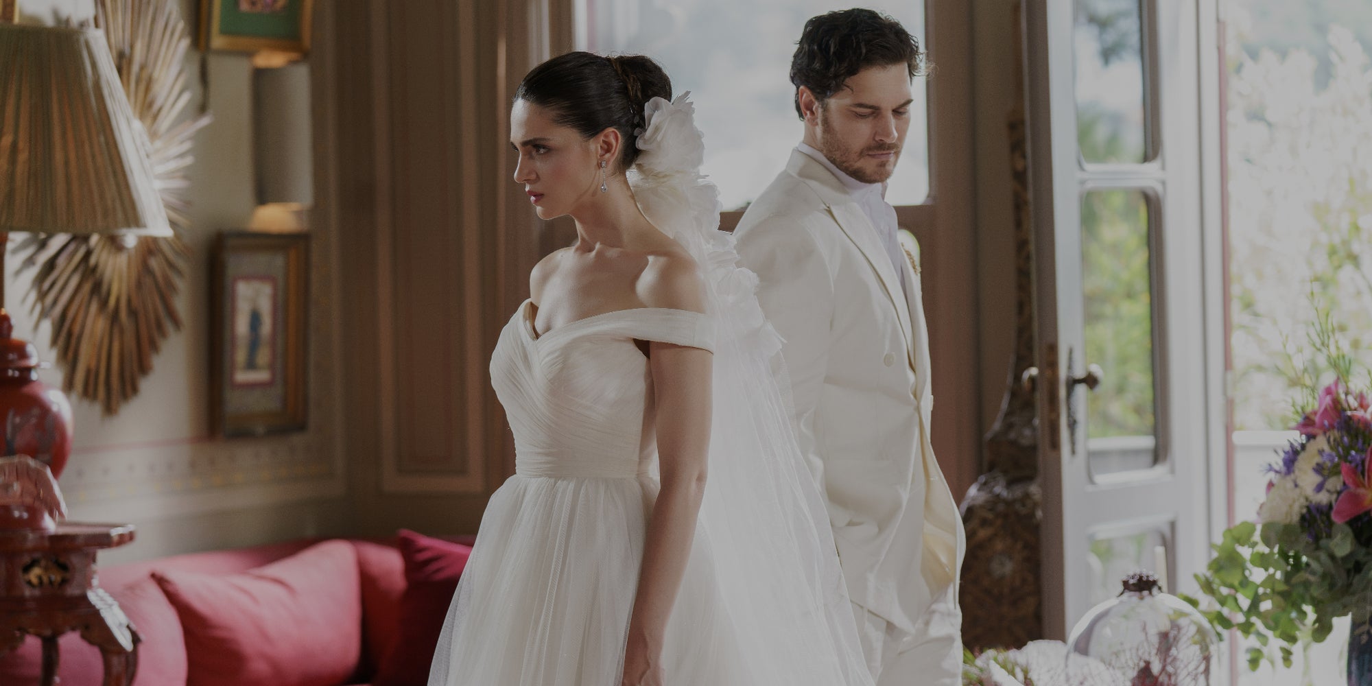 Çağatay Ulusoy et Şifanur Gül dans la saison 2 de la série "Le Tailleur" sur Netflix. 