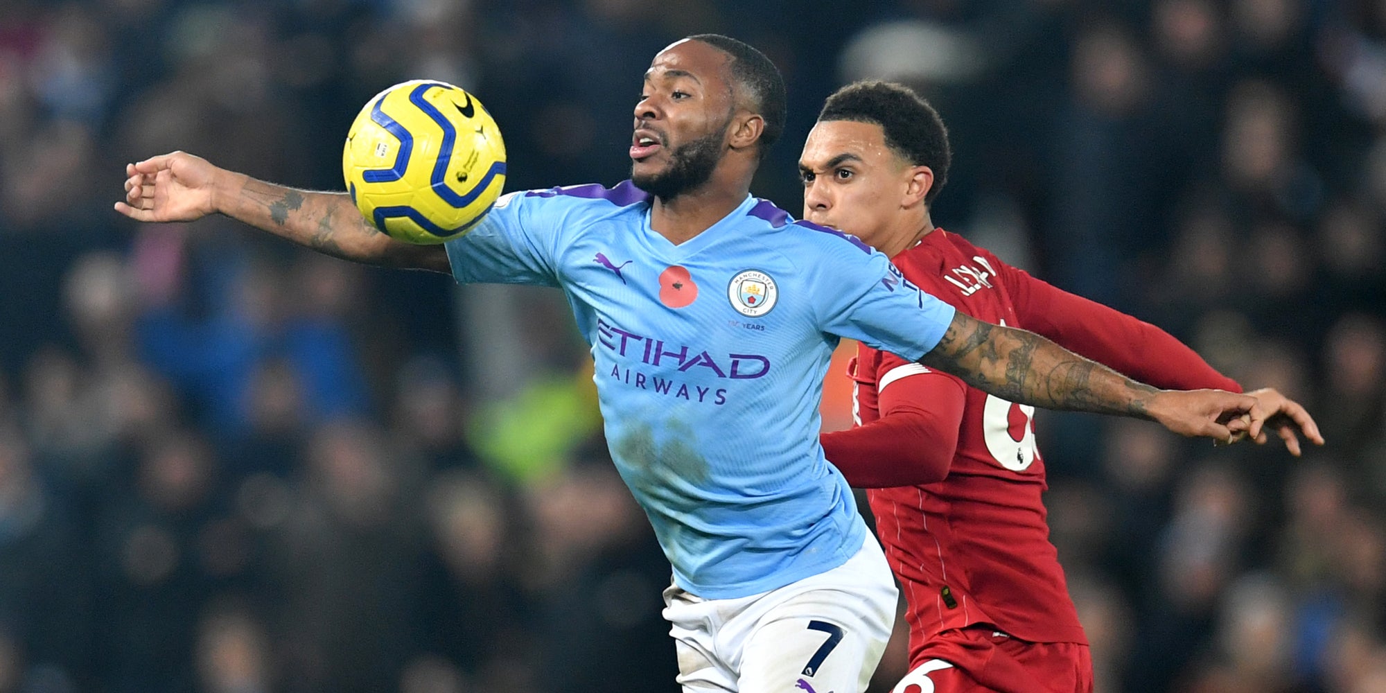 Sterling et Alexander-Arnold à la lutte lors de Liverpool - Manchester City, le 10 novembre 2019