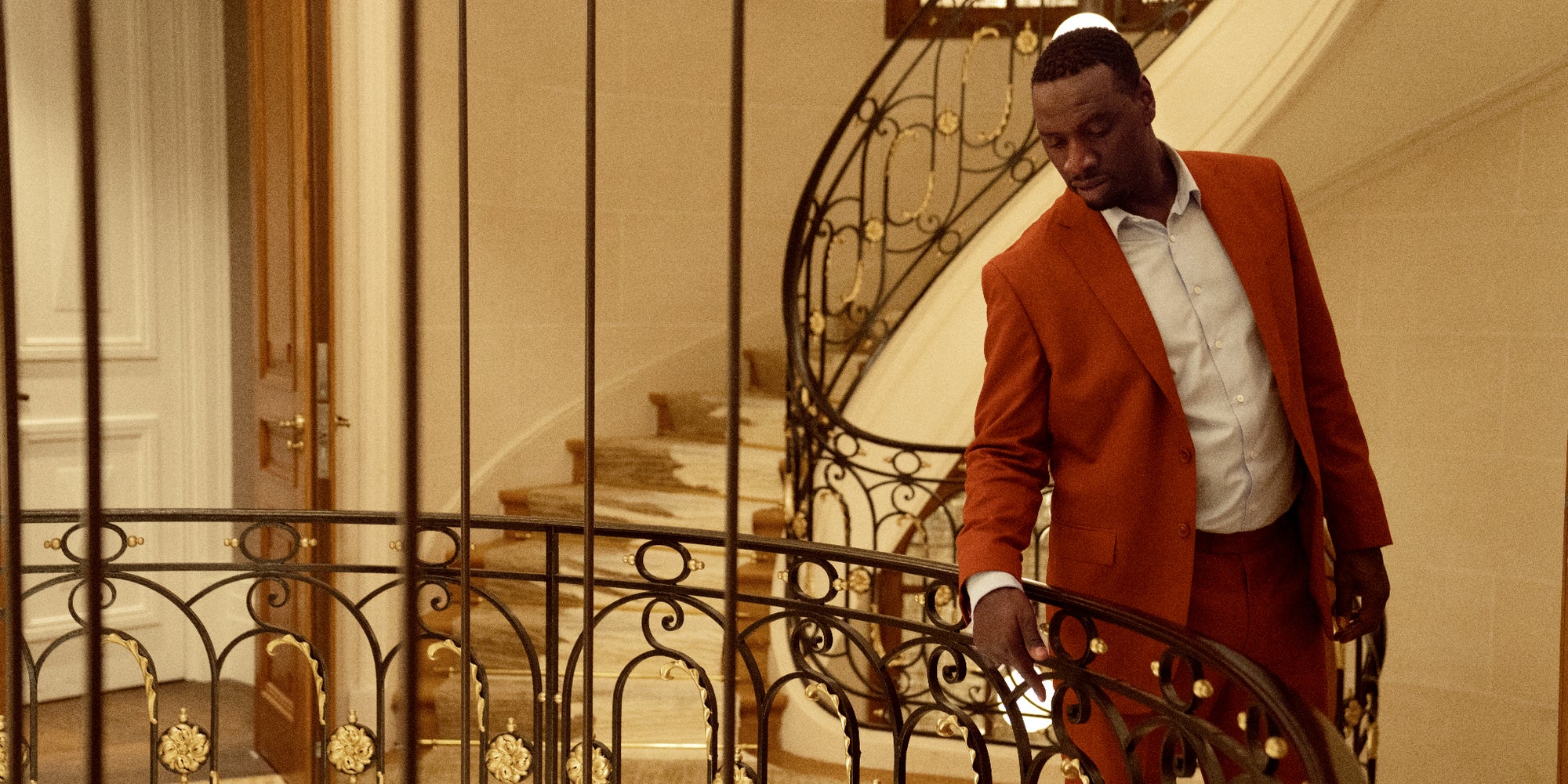 Omar Sy renfile le costume de gentleman criminel d'Assane Diop dans "Lupin". 