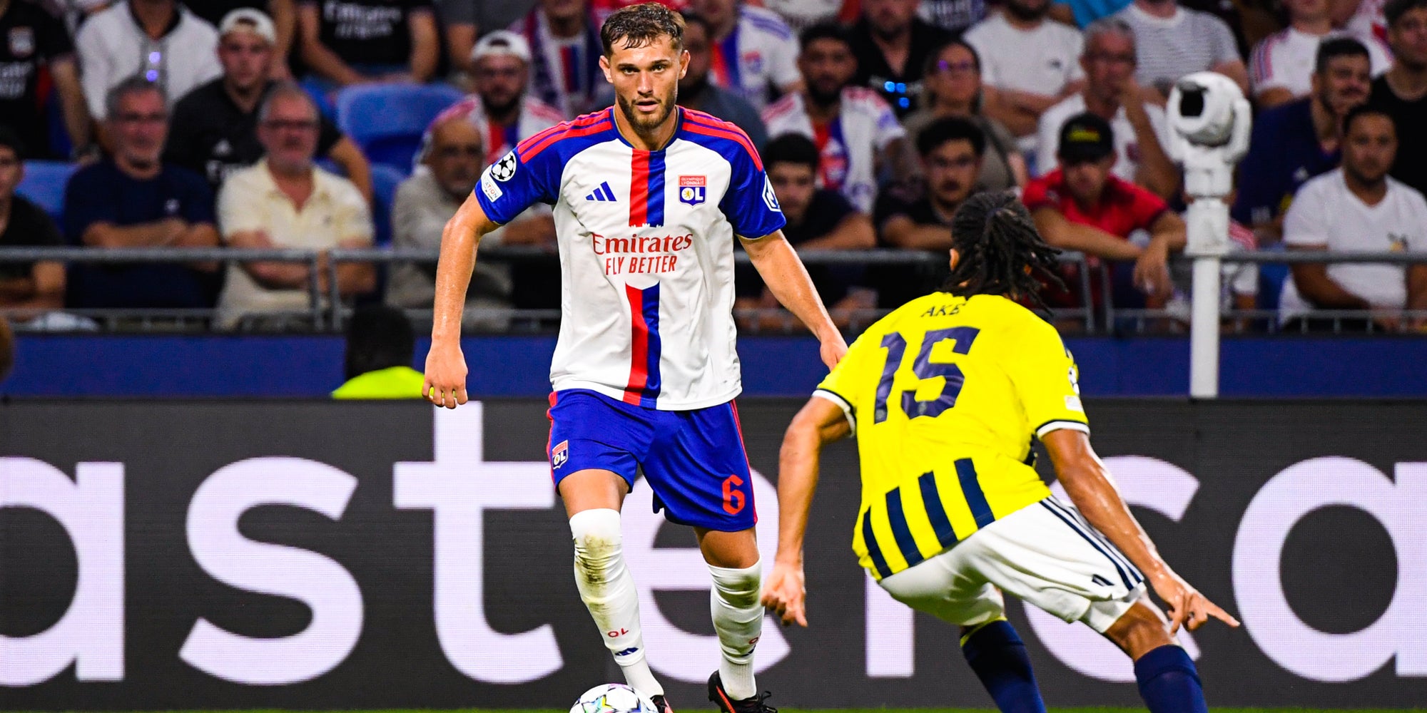 Le Lyonnais Tanner Tessmann opposé à Nathan Aké, joueur de Fenerbahçe, lors du match entre les deux équipes, le 26 août 2026. 
