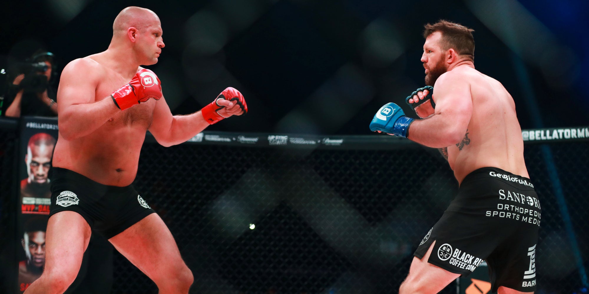 Ryan Bader (gants bleus) contre Fedor Emelianenko lors du Bellator 214, le 26 janvier 2019 à Los Angeles, États-Unis