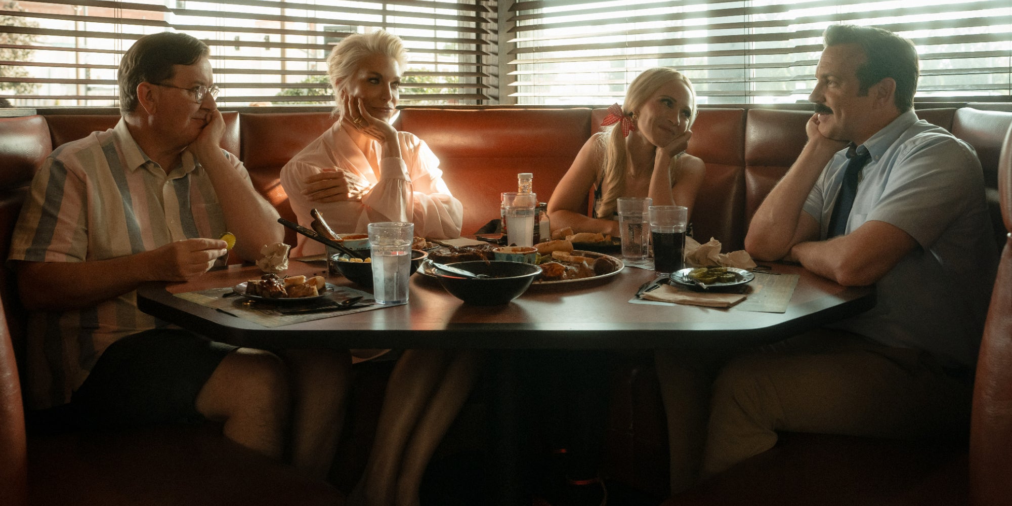 Jeremy Swift, Hannah Waddingham, Juno Temple et Jason Sudeikis dans la saison 4 de ''Ted Lasso'', bientôt disponible sur Apple TV+.
