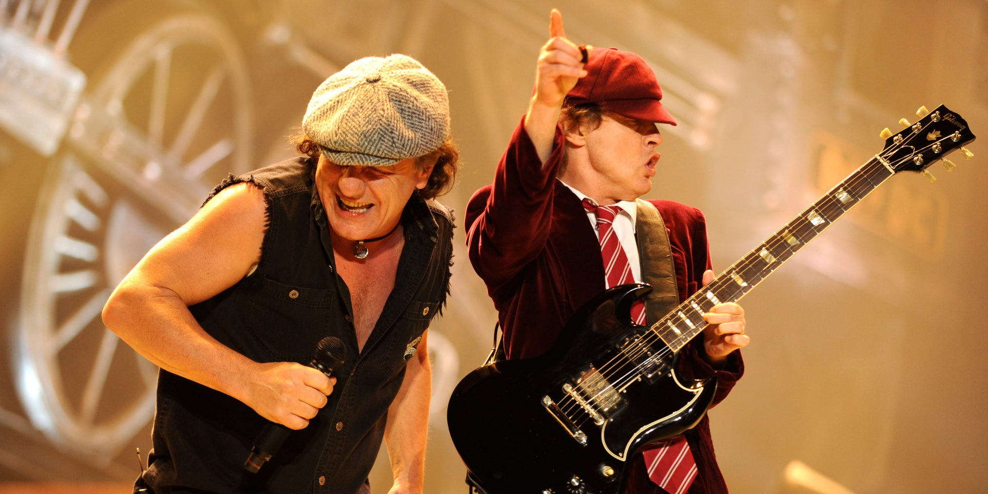 Le chanteur Brian Johnson et le guitariste Angus Young d'AC/DC, lors de la tournée "Black Ice" à Wilkes-Barre, en Pennsylvanie, le 28 octobre 2008.
