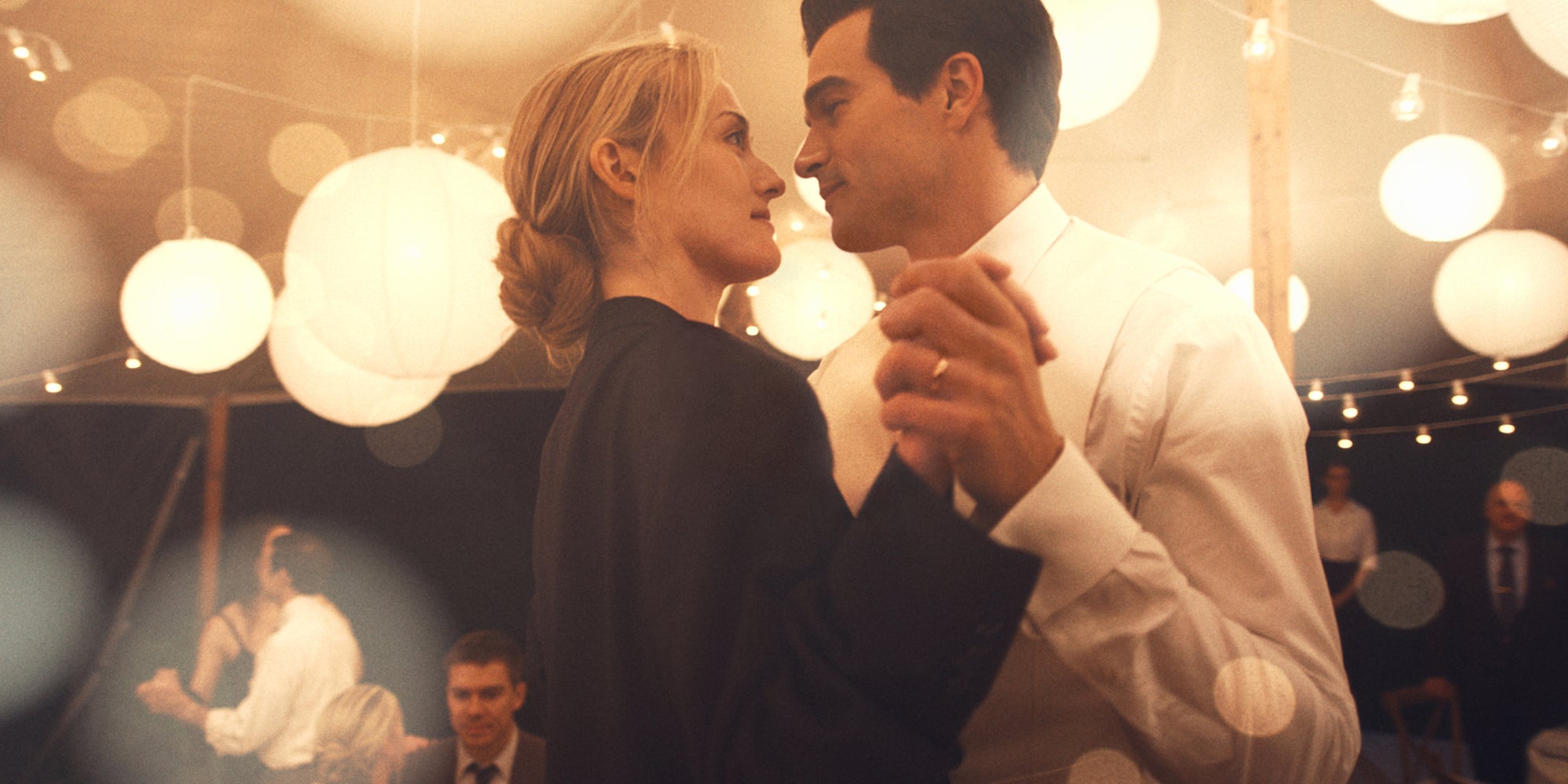 Sarah Pidgeon et Paul Anthony Kell dans "Love Story : John F. Kennedy Jr. & Carolyn Bessette".