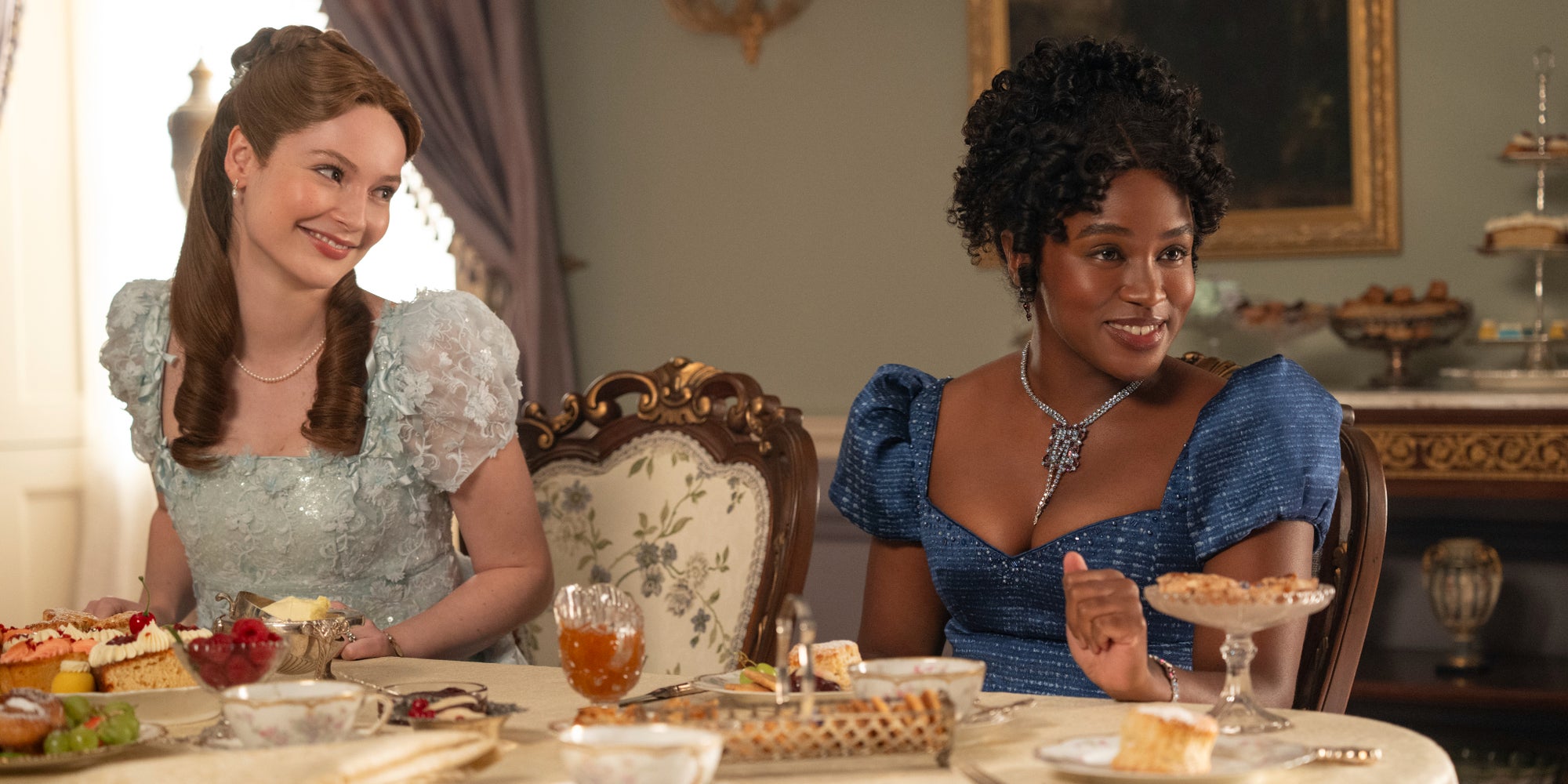 Hannah Dodd (Francesca Bridgerton) et Masali Baduza (Michaela) dans l'épisode 6 de la saison 4 de La Chronique des Bridgerton.