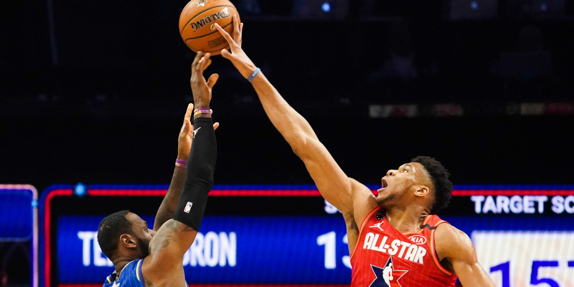 LeBron James et Giannis Antetokounmpo durant le All-Star Game 2020, le 16 février 2020, à Chicago (Illinois)