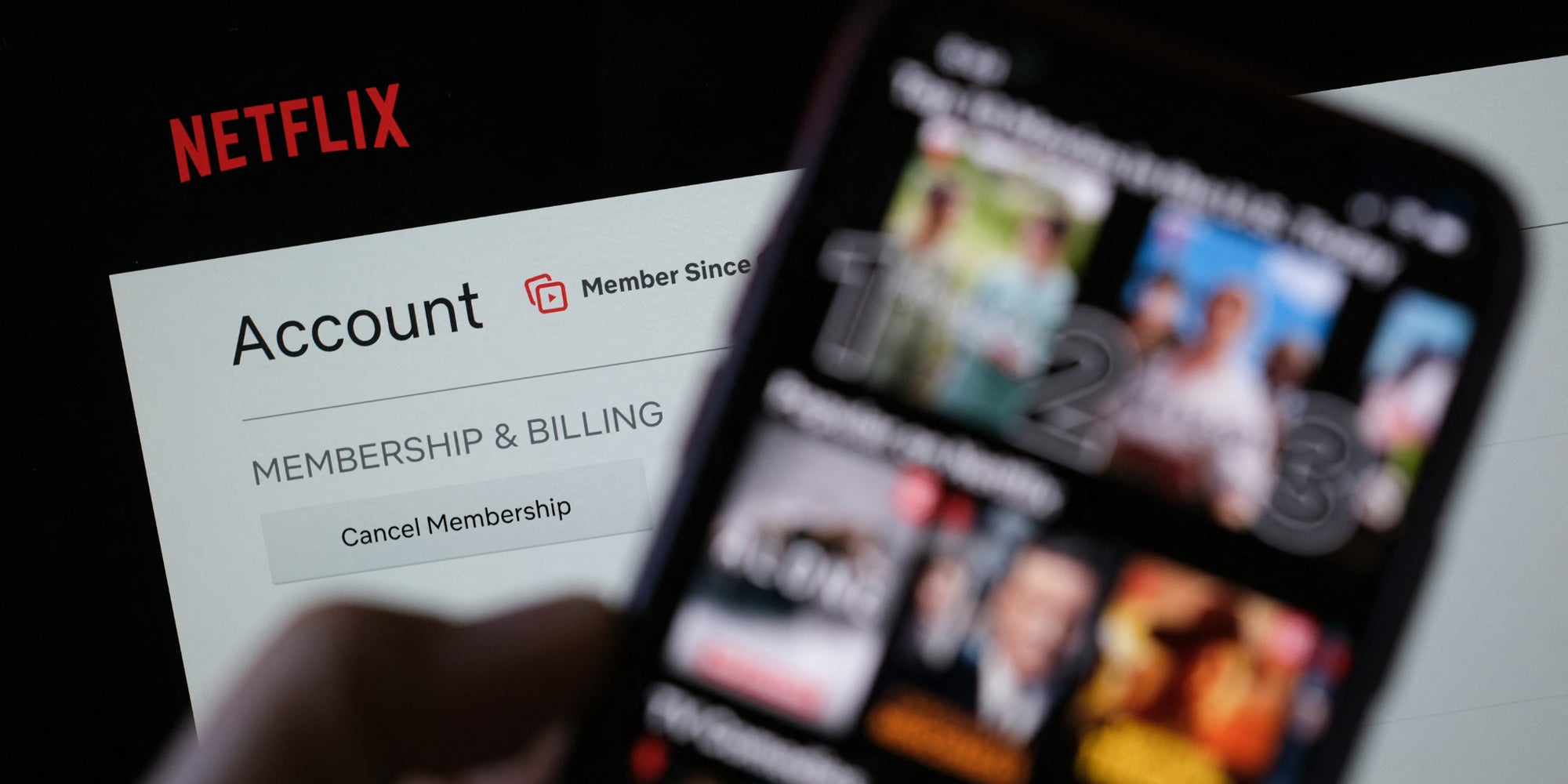 Depuis son smartphone ou son ordinateur, il est possible de gérer son compte Netflix et les profils l'utilisant (photo prise à Los Angeles, Californie, le 20 juillet 2022)