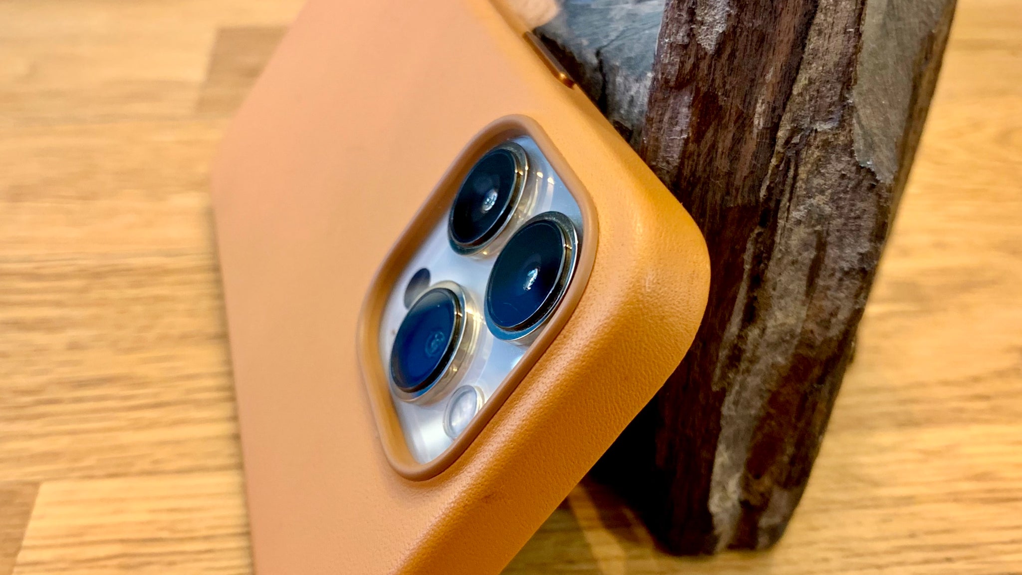 L'iPhone 13 Pro avec sa coque en cuir couleur ocre, spécialement conçue par Apple. L'iPhone 13 Pro avec sa coque en cuir couleur ocre, spécialement conçue par Apple.