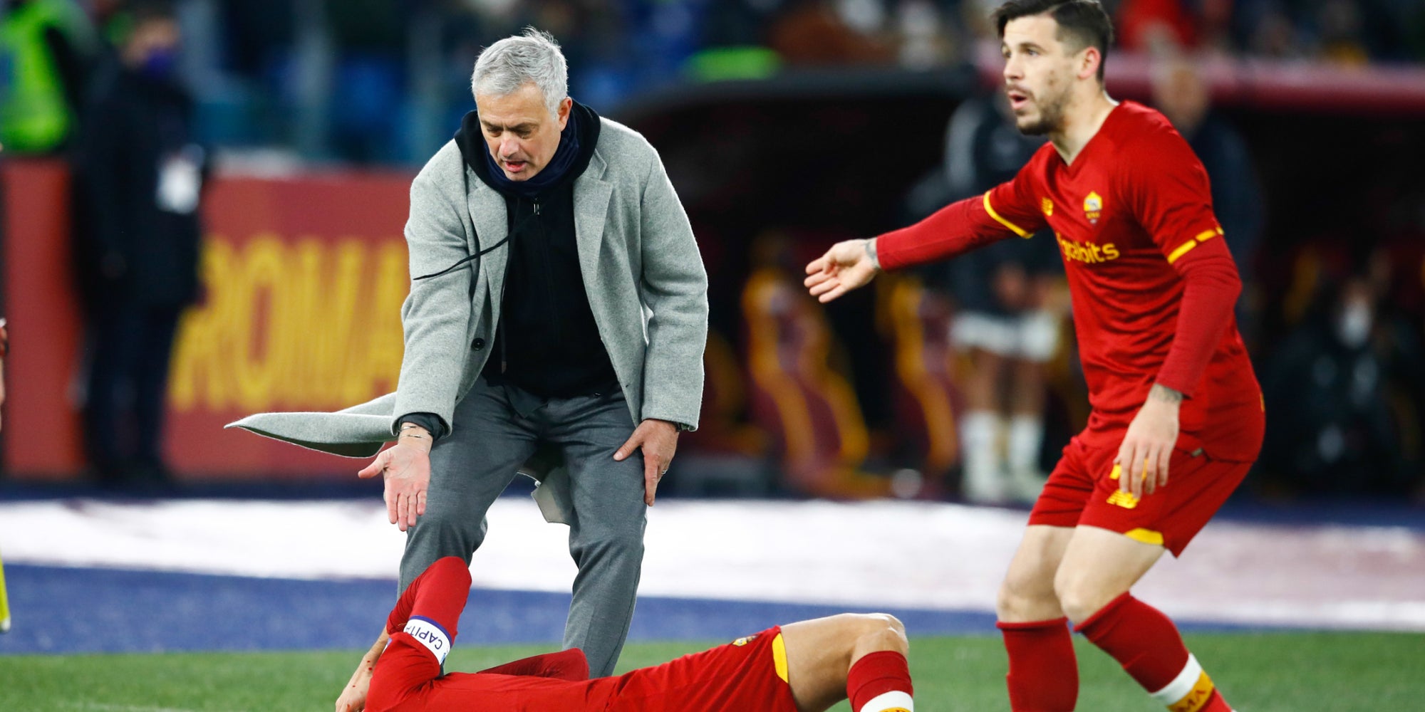 Mourinho, Pellegrini et Perez lors du match de Serie A contre la Juventus, le 9 janvier 2022 au Stadio Olimpico de Rome