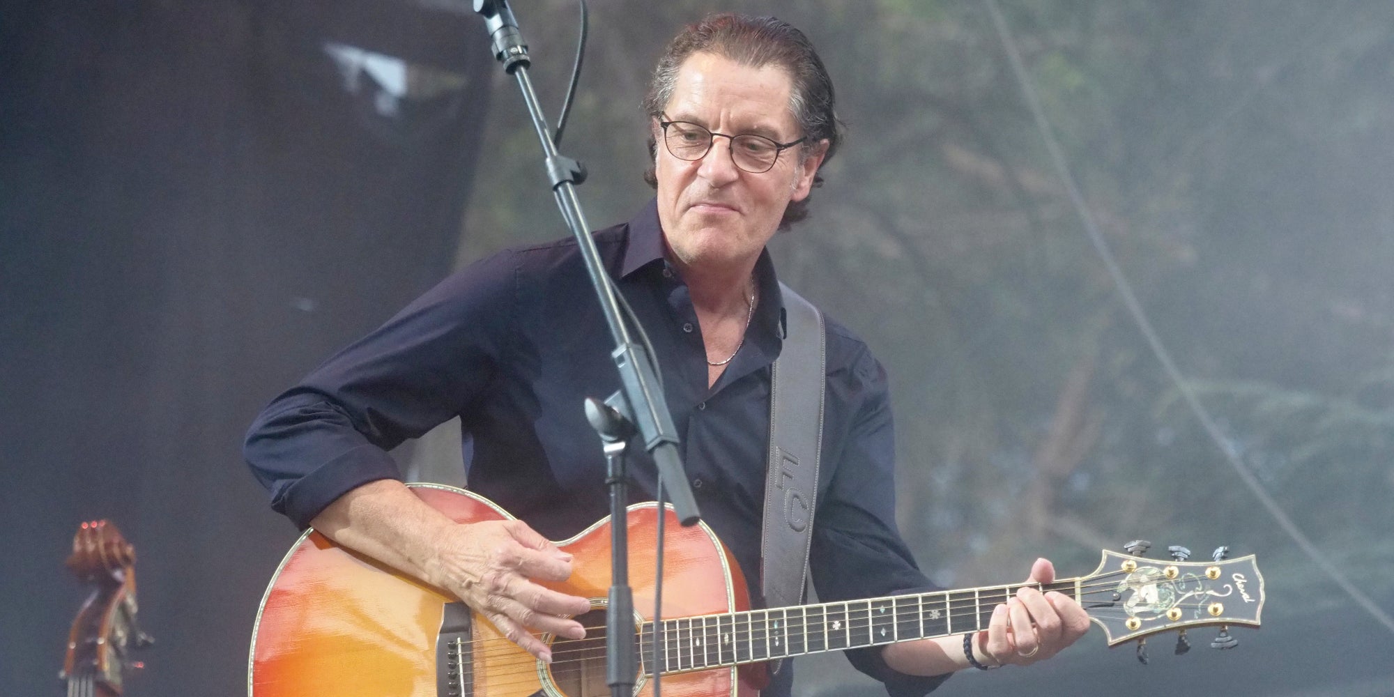 Francis Cabrel sur la scène des Déferlantes à Argelès-sur-Mer, le 8 juillet 2018.