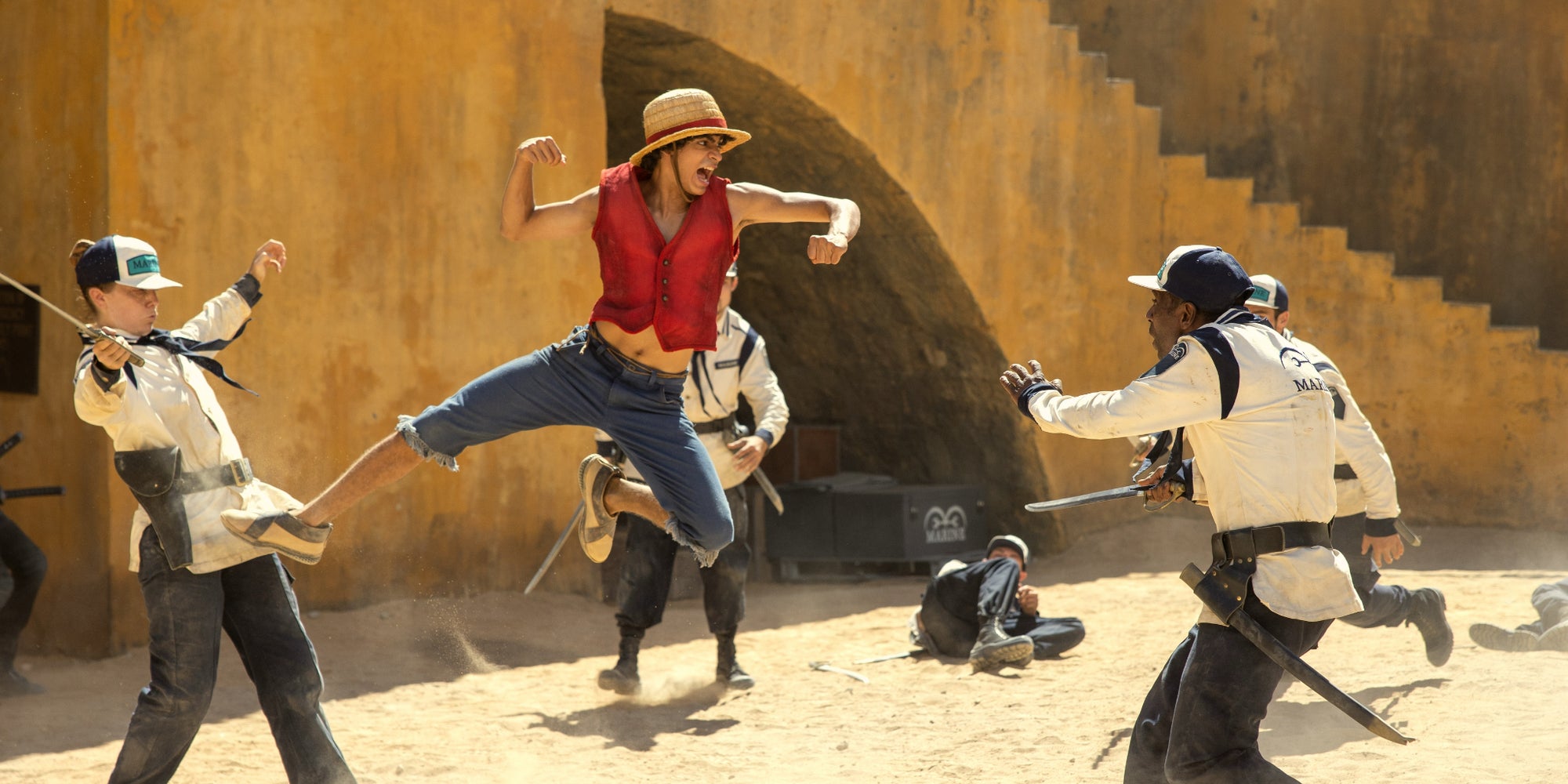 Luffy (Iñaki Godoy) en pleine action face à la Marine dans la première saison du live action de ''One Piece'', disponible sur Netflix.