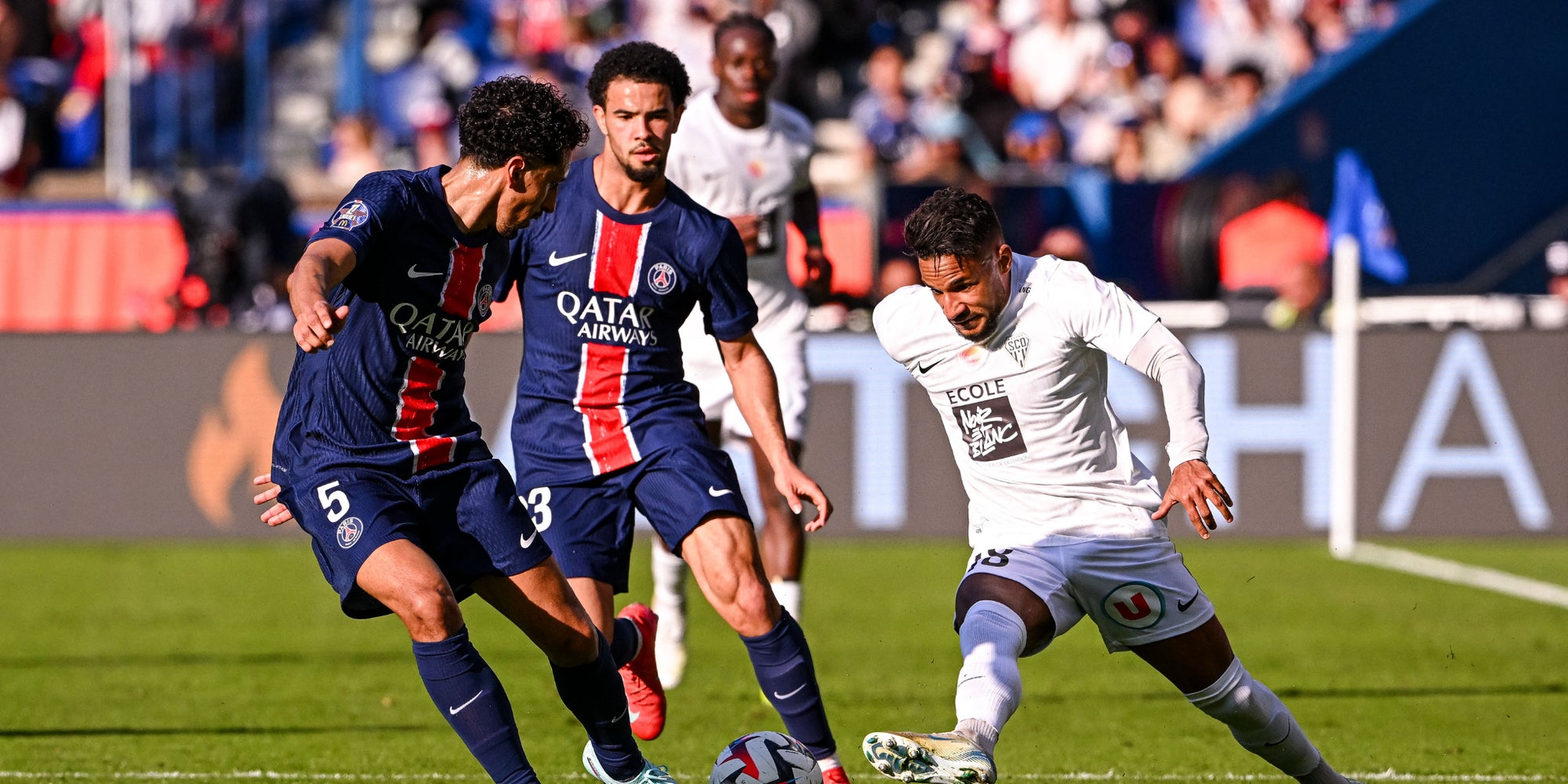 Marquinhos, Warren Zaïre-Emery et Jim Allevinah lors du match de Ligue 1 McDonald's opposant le Paris Saint-Germain au Angers SCO au Parc des Princes, le 5 avril 2025 à Paris.