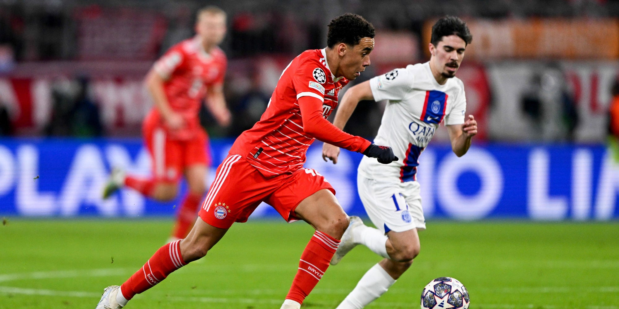 Vitinha et Jamal Musiala lors du match opposant le FC Bayern Munich au Paris Saint-Germain, le 8 mars 2023 à l'Allianz Arena de Munich, en Allemagne. 