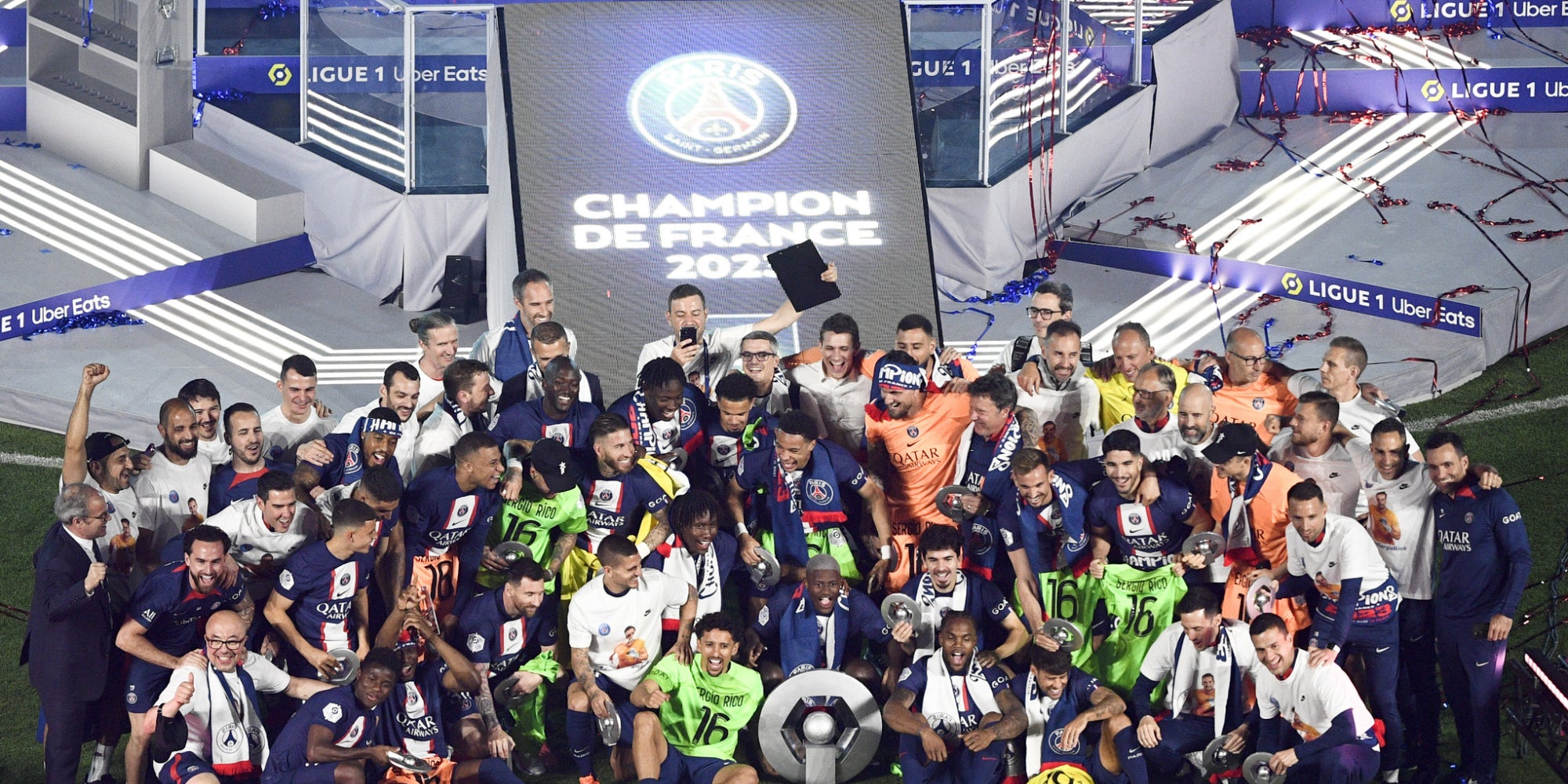 Le PSG célébrant son titre de champion de France après la dernière rencontre de Ligue 1 face à Clermont, le 3 juin dernier au Parc des Princes à Paris.