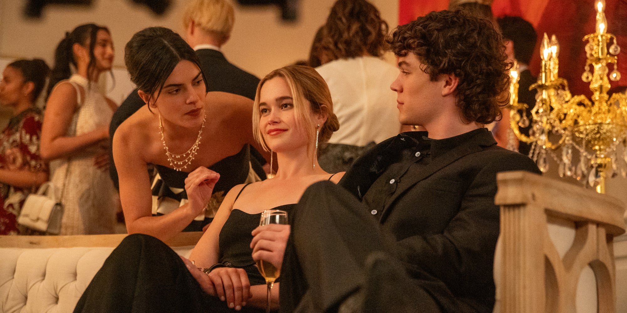 Retrouvez Sara Silva (Cece Carroway), Sarah Catherine Hook (Caroline Merteuil) et Zac Burgess (Lucien Belmont) dans le teen drama "Sexe Intentions" sur Prime Video.