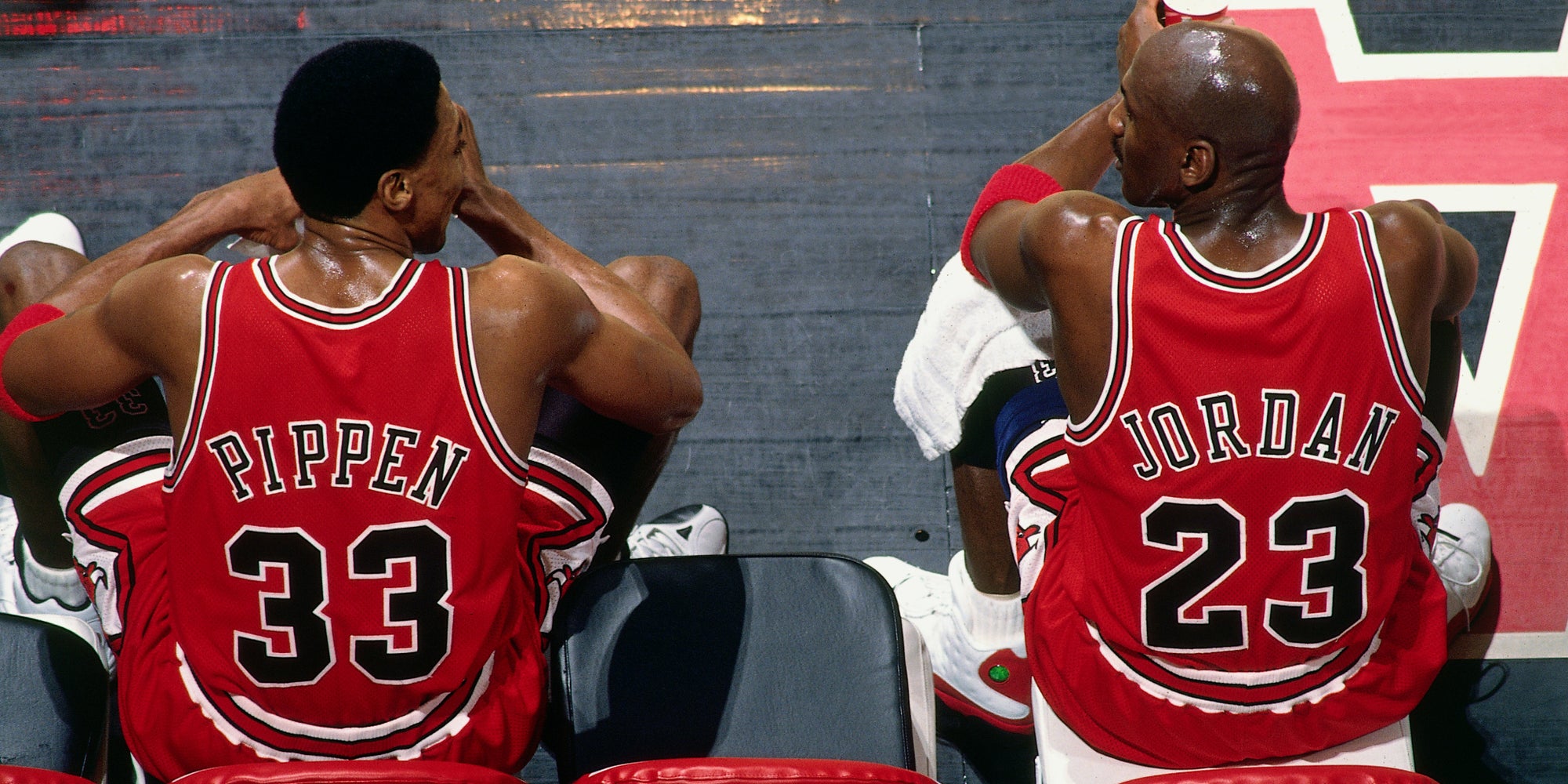 Scottie pippen et Michael Jordan, deux légendes de la NBA et des Chicago Bulls à retouver dans The Last Dance sur Netflix